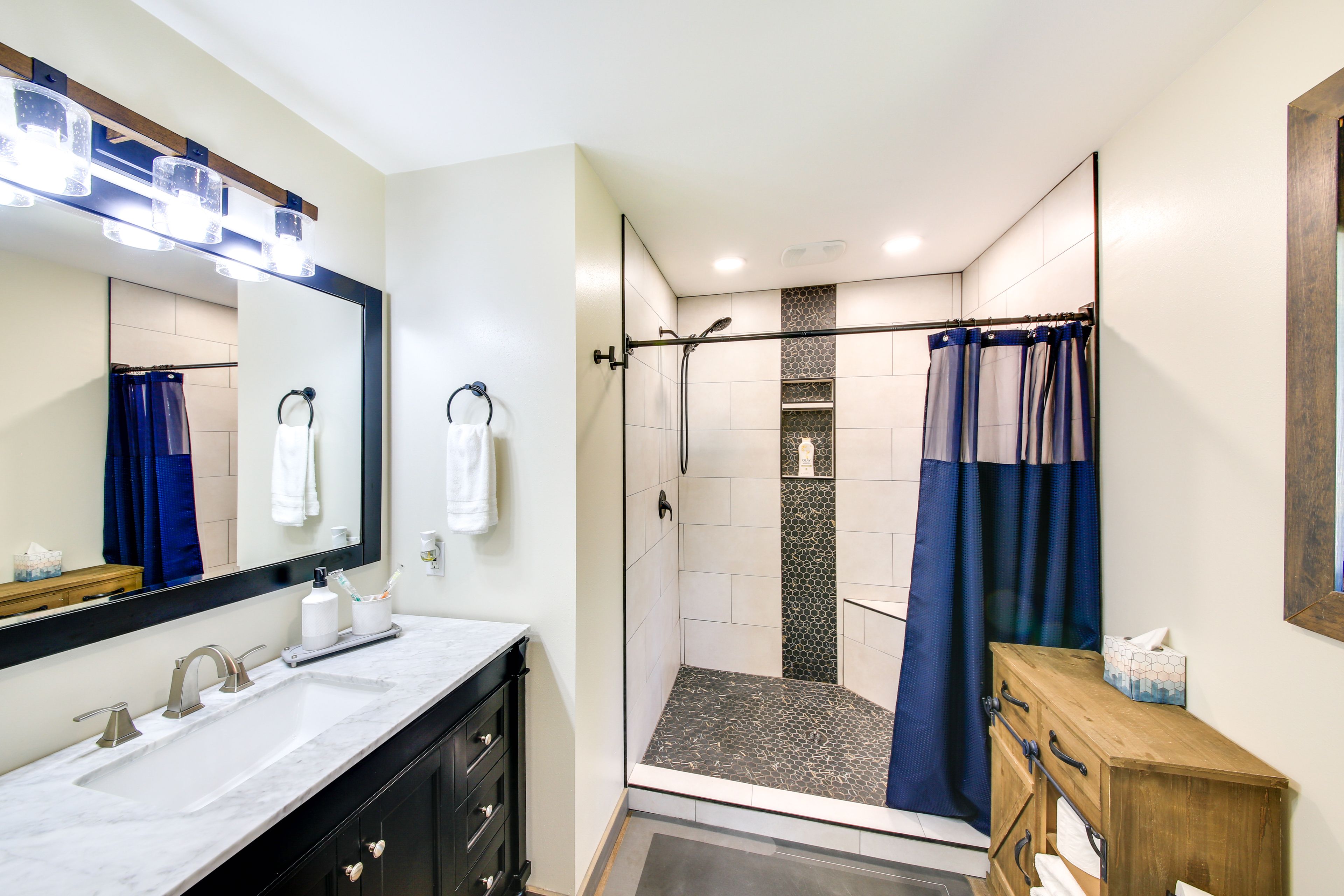 Full Bathroom | Towels Provided | Complimentary Toiletries