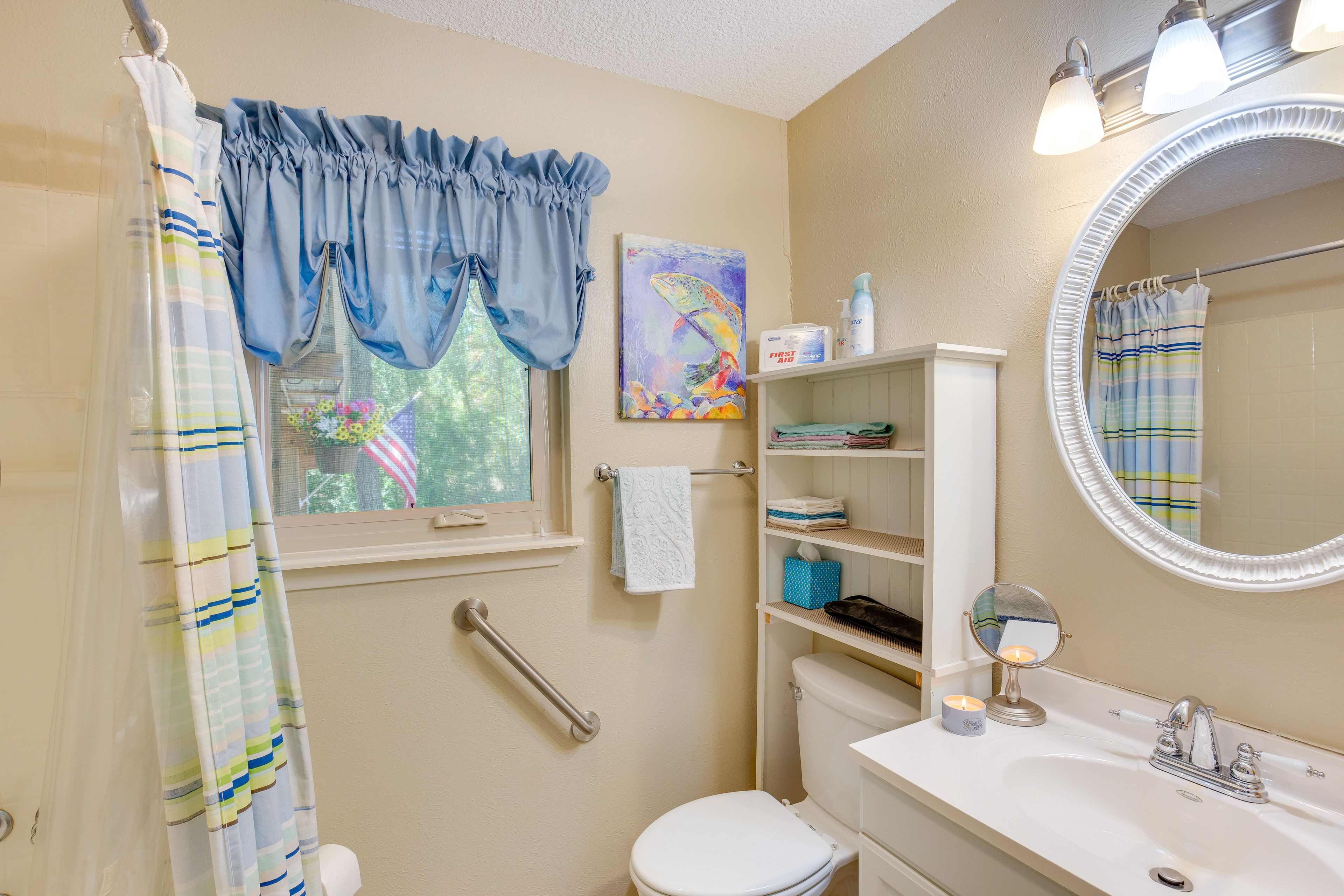Full Bathroom | Complimentary Toiletries | Towels Provided