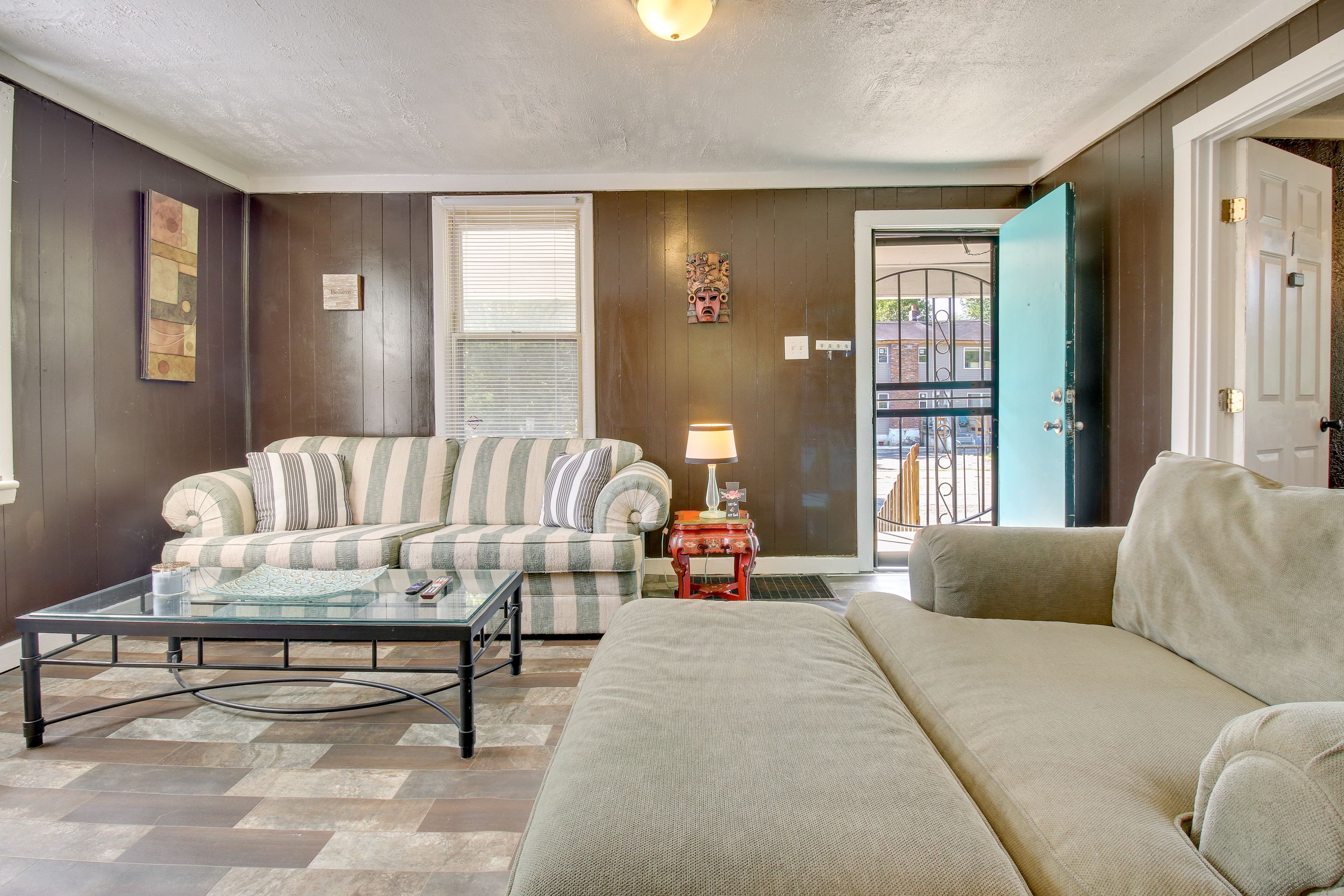 Living Room | Free WiFi | Flat-Screen TV