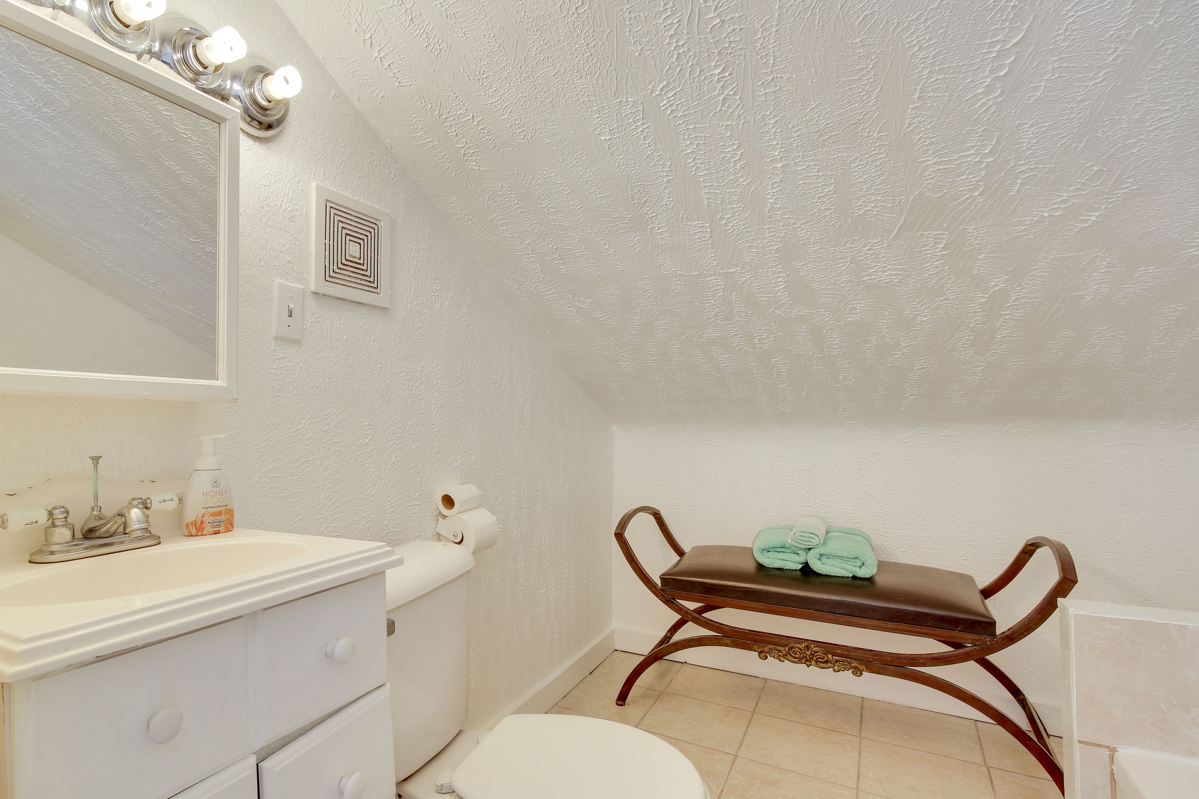 Full Bathroom | 2nd Floor