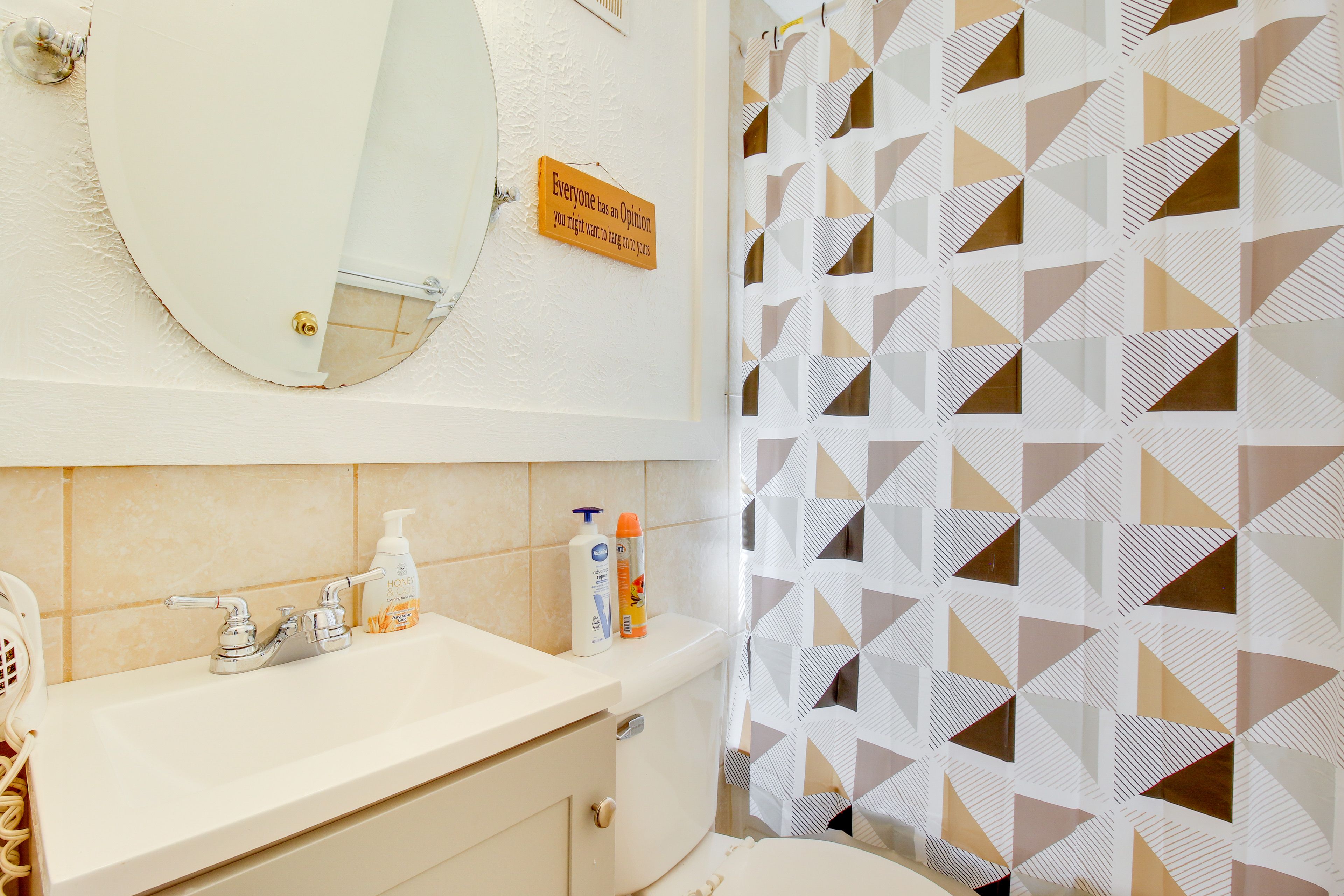 Full Bathroom | 1st Floor | Towels Provided | Complimentary Toiletries