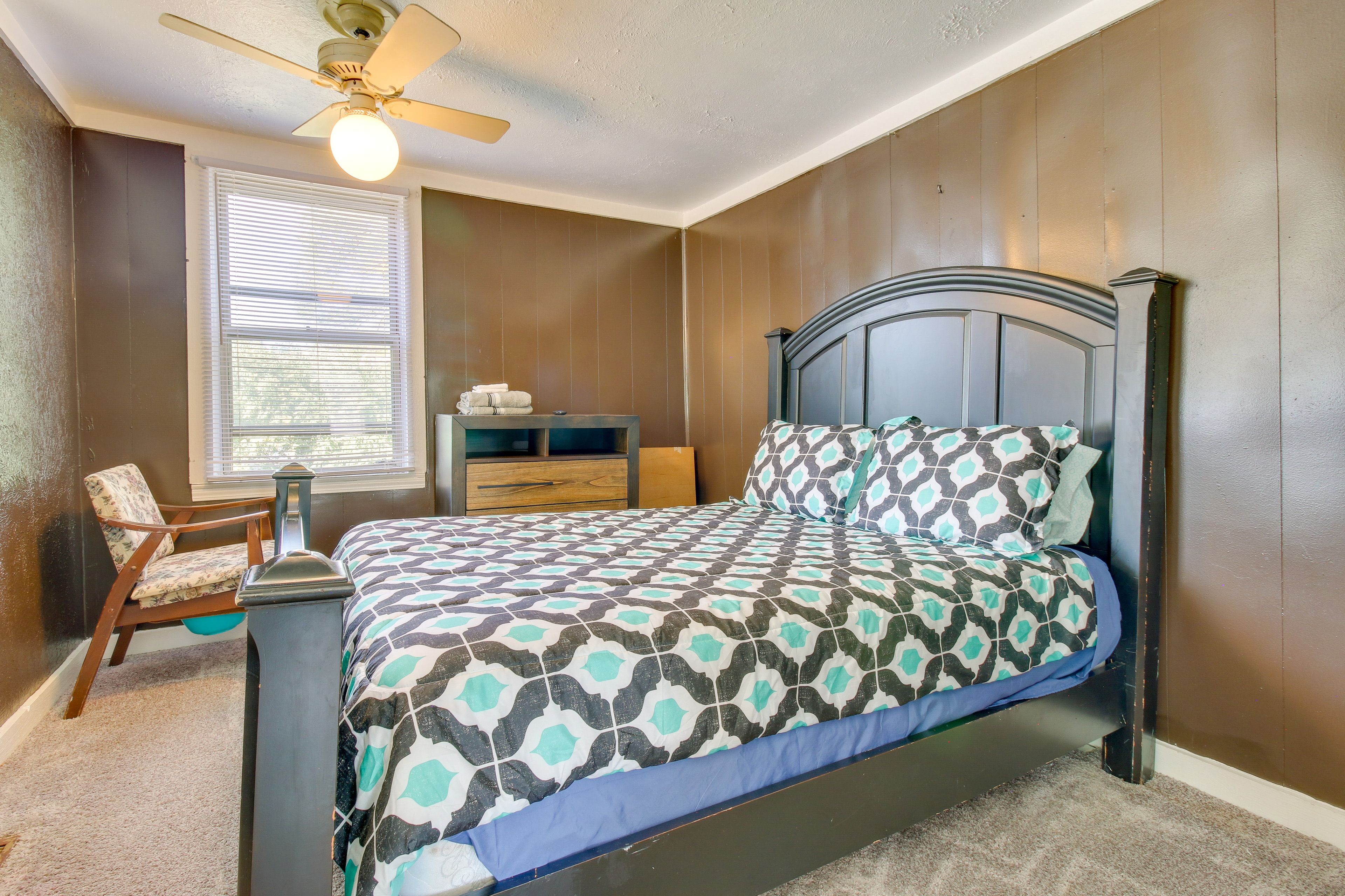 Bedroom 1 | Queen Bed | 1st Floor | Linens Provided