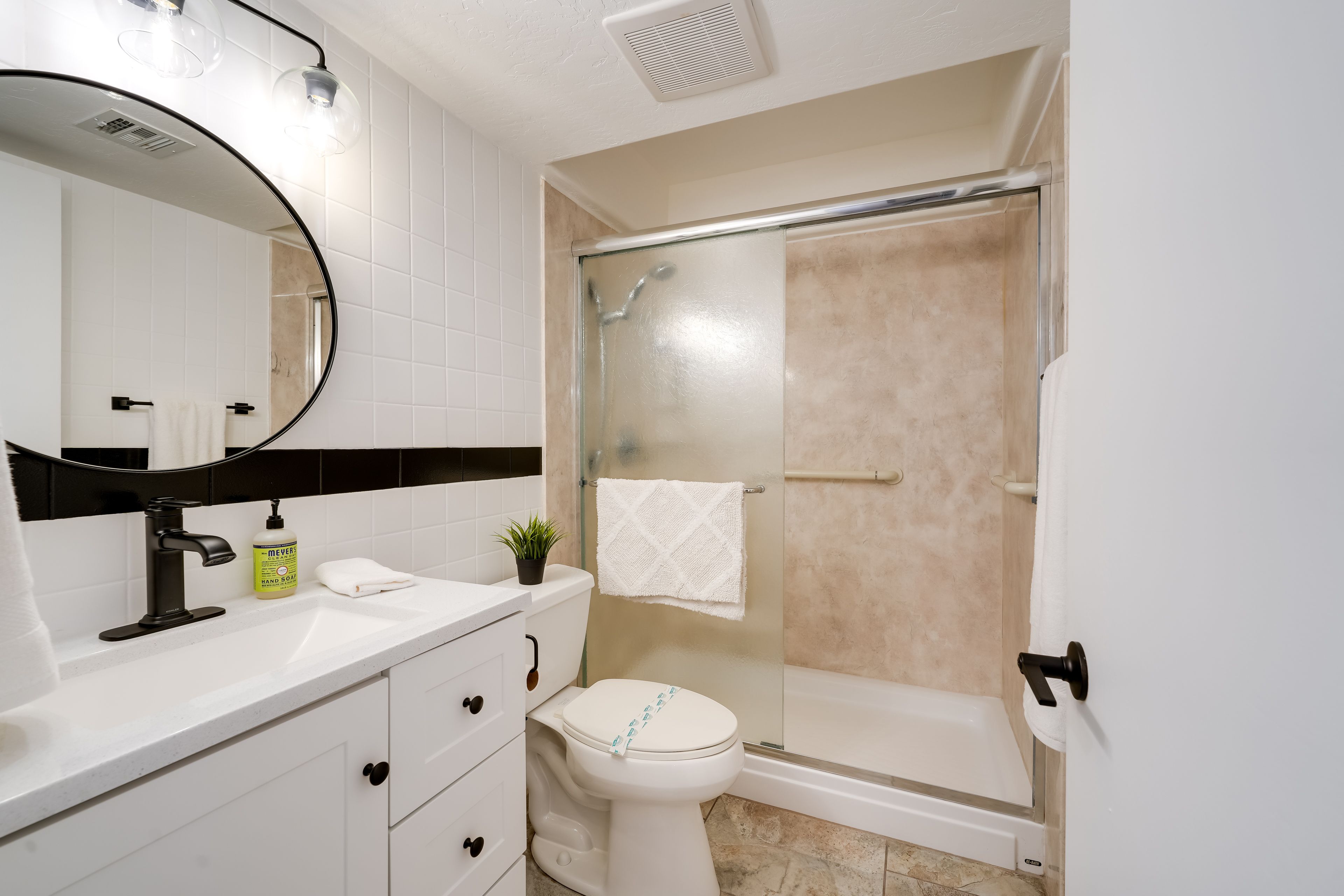Full Bathroom | Complimentary Toiletries | Towels Provided