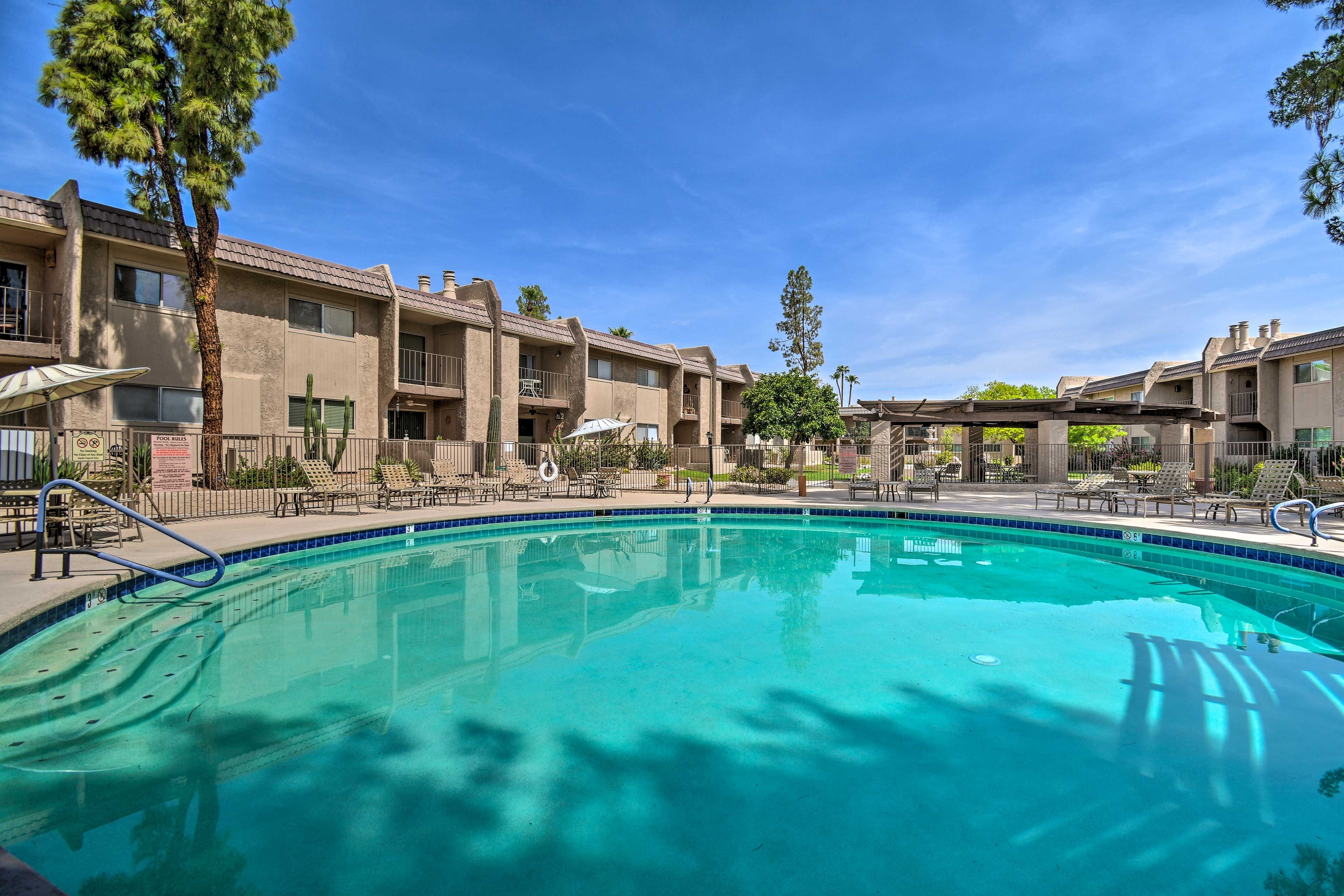 Community Amenities | Outdoor Pools | Hot Tub | Lounge Chairs