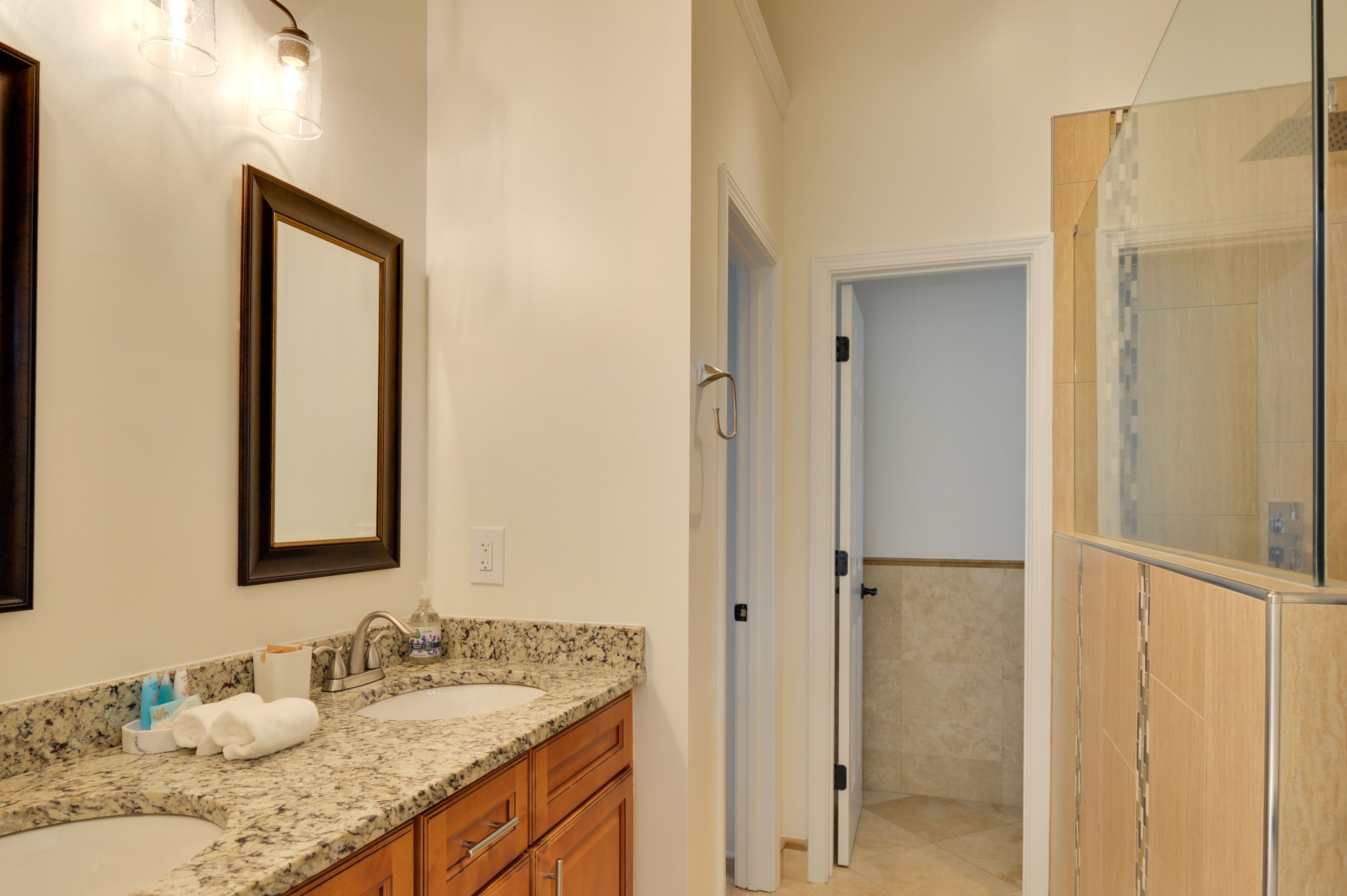 Full Bathroom | 1st Floor | Towels Provided | Complimentary Toiletries