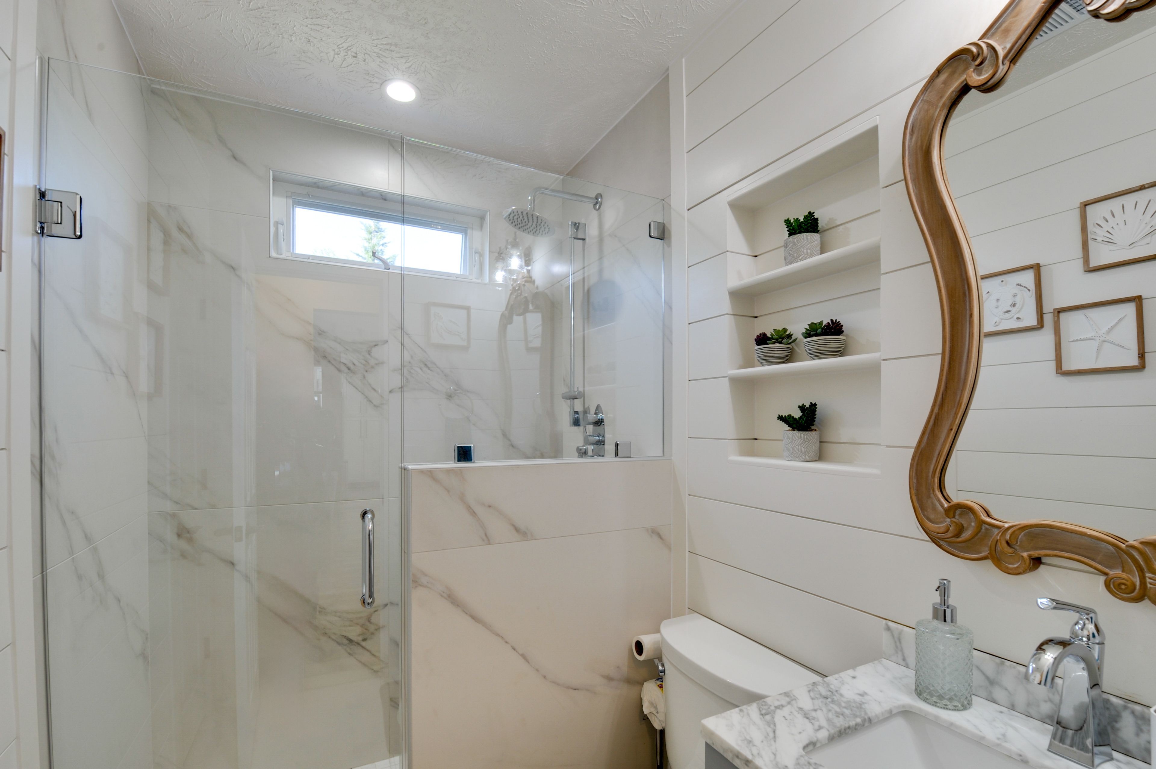Full Bathroom | 1st Floor | Hair Dryer