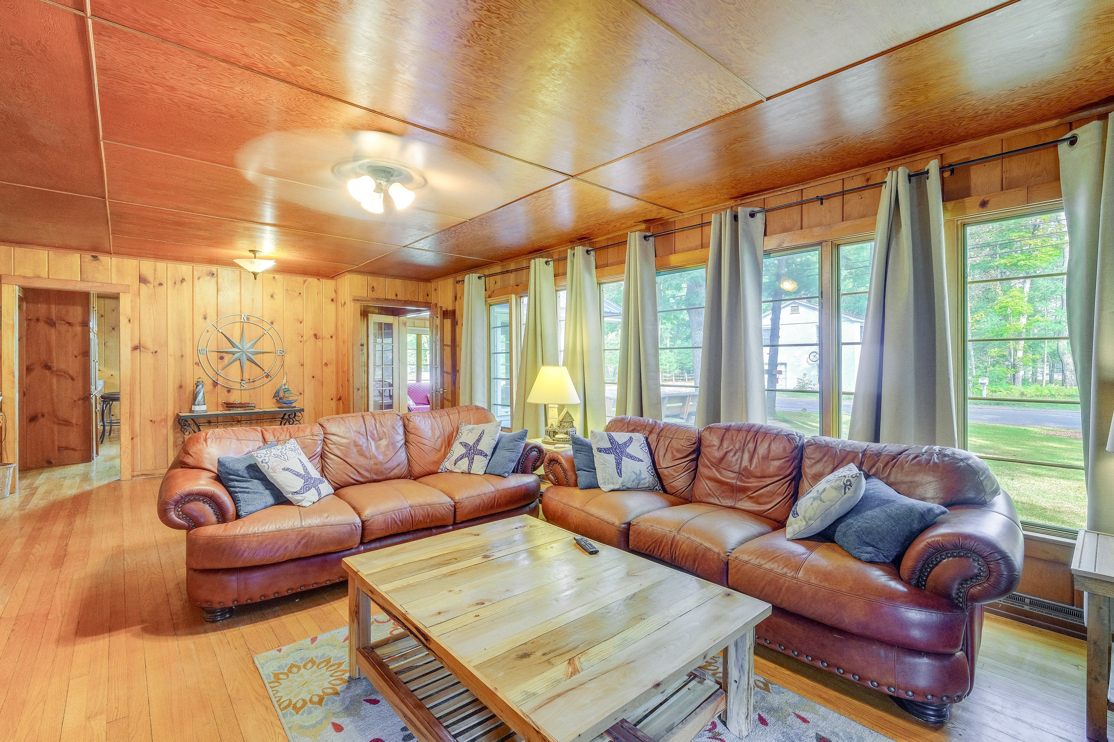 Living Room | Free WiFi | Smart TV | Central A/C
