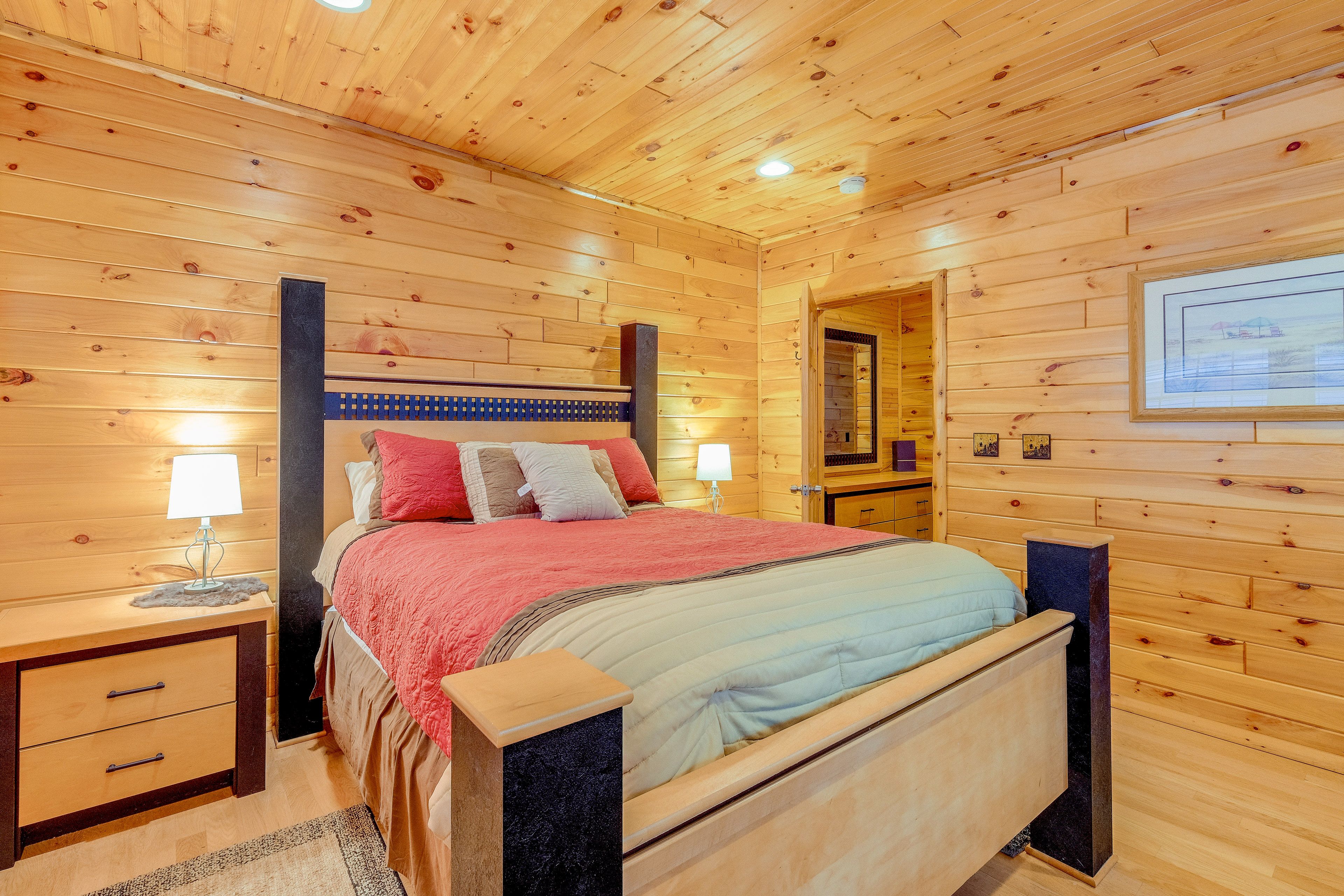 Bedroom 1 | Queen Bed | En-Suite Bathroom