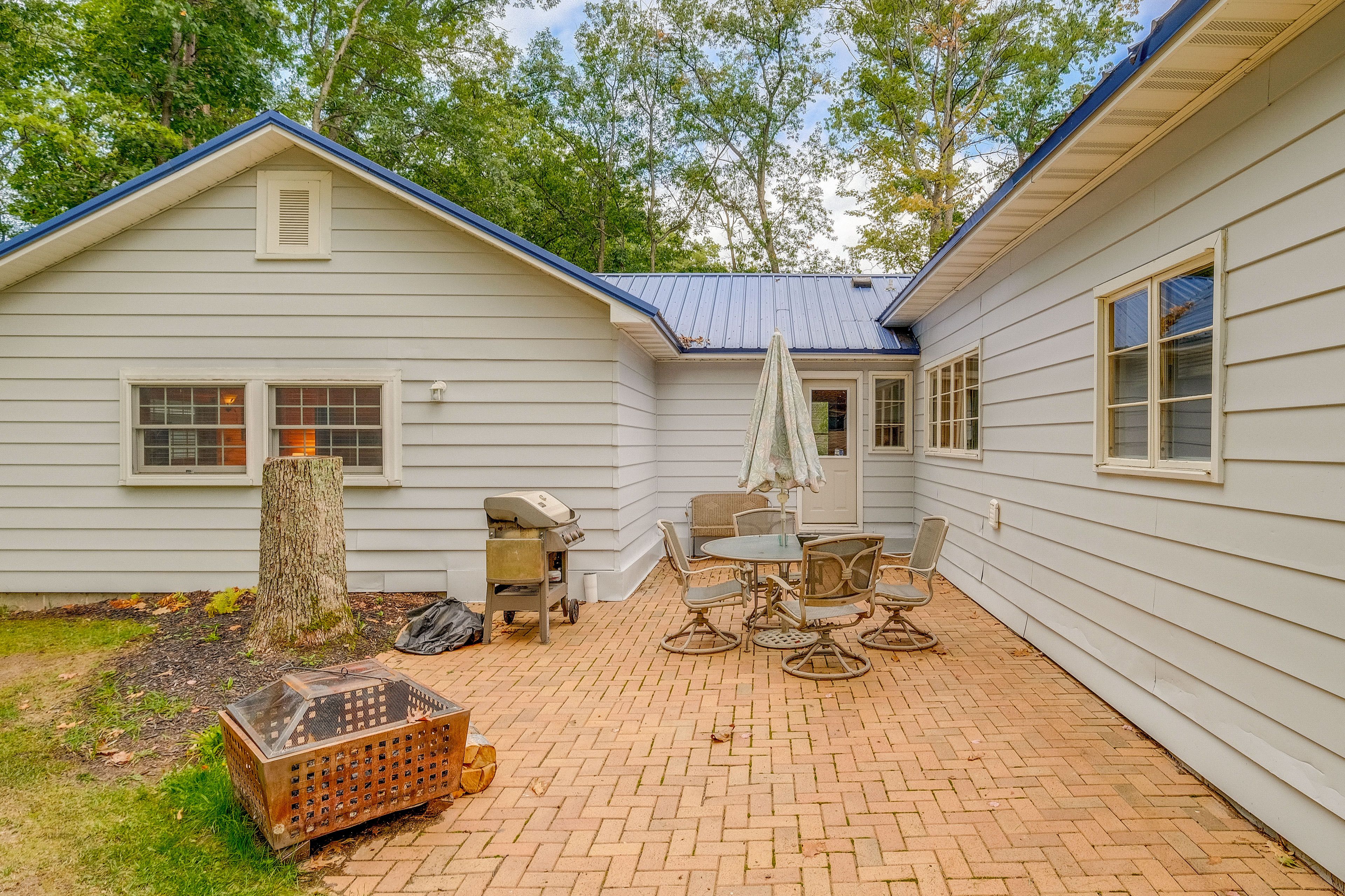 Patio | Driveway (4 Vehicles)