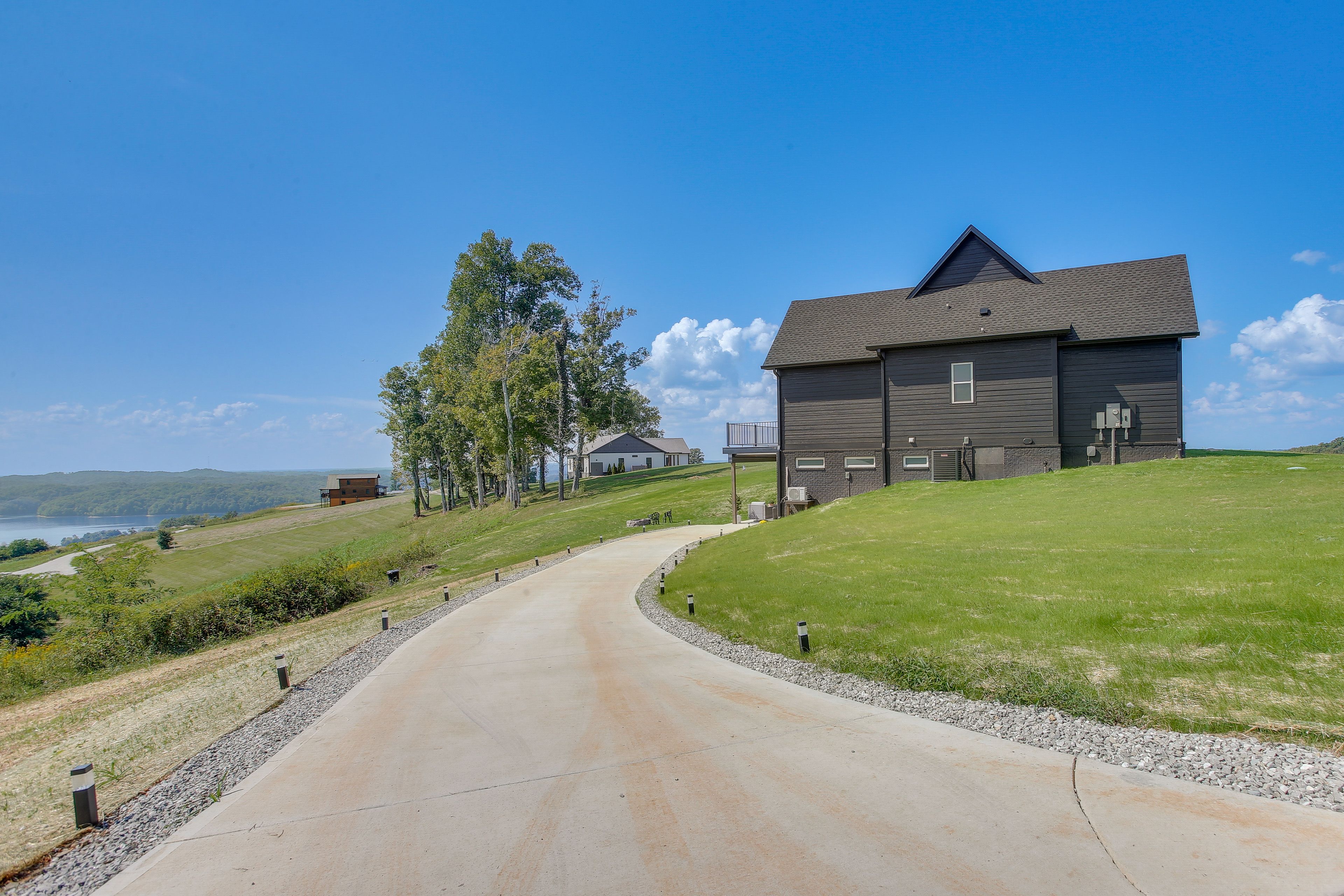 Property Exterior | Driveway (2 Vehicles, Tandem Parking)