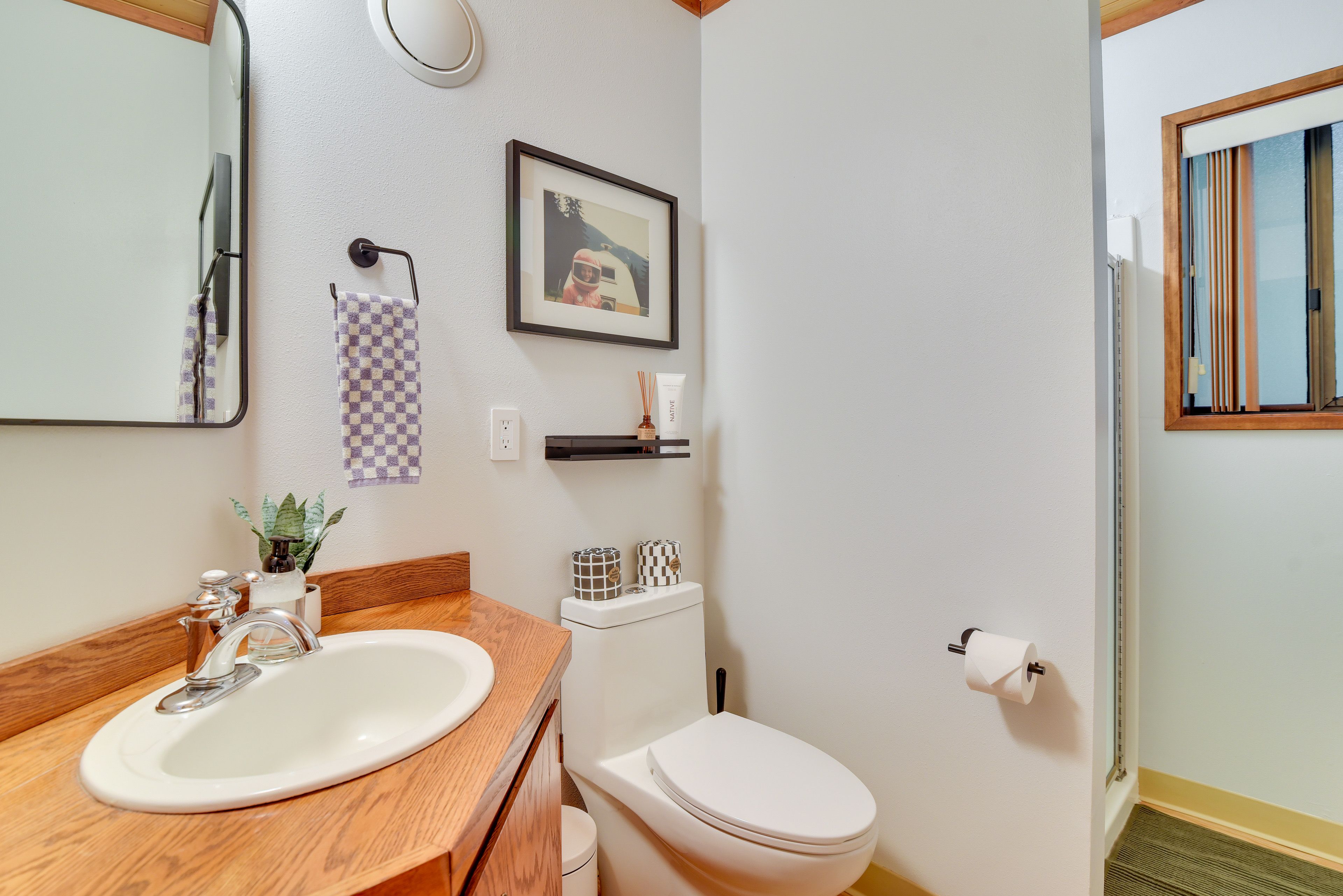 Full Bathroom | 1st Floor | Towels Provided | Hair Dryer
