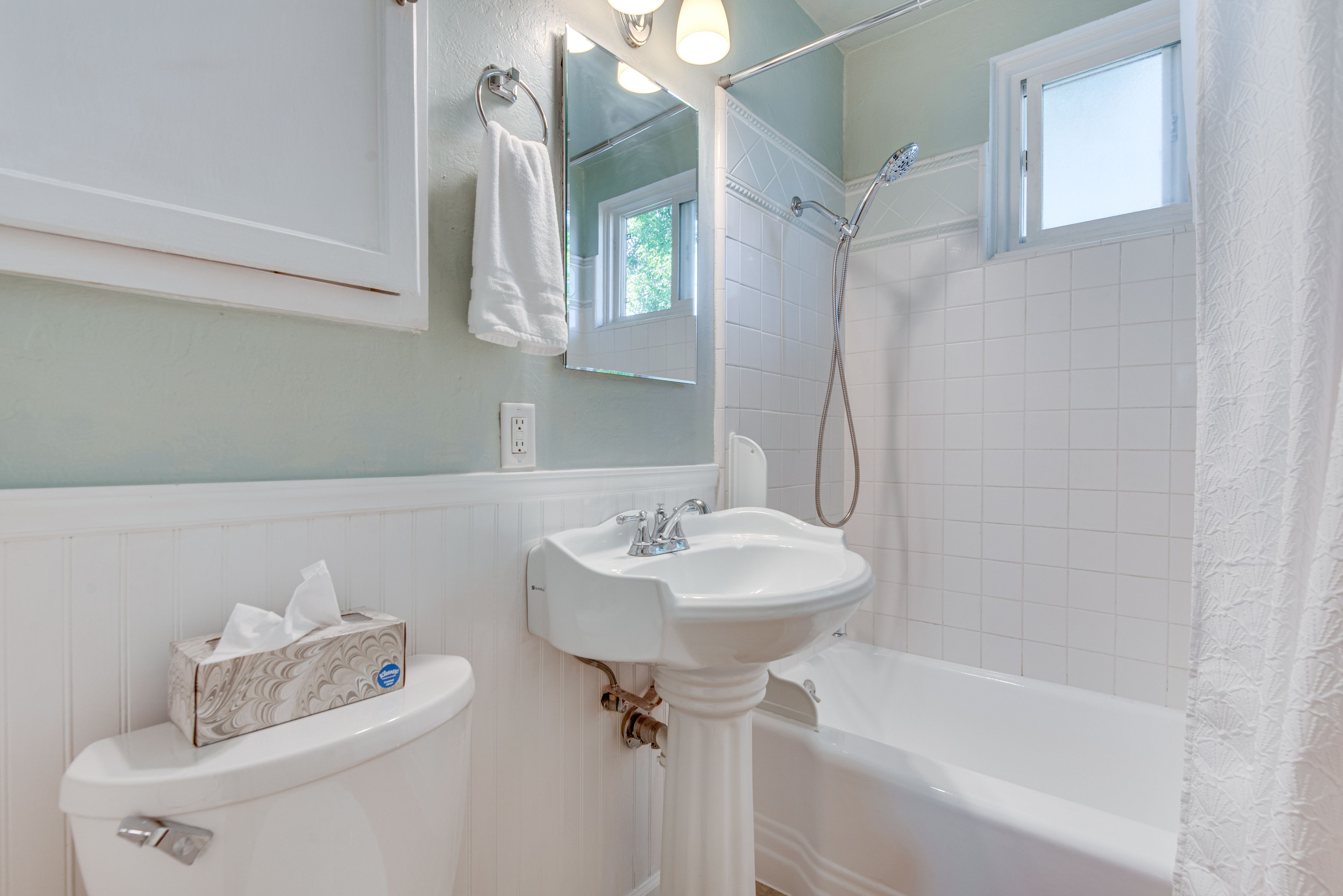Full Bathroom | Complimentary Toiletries