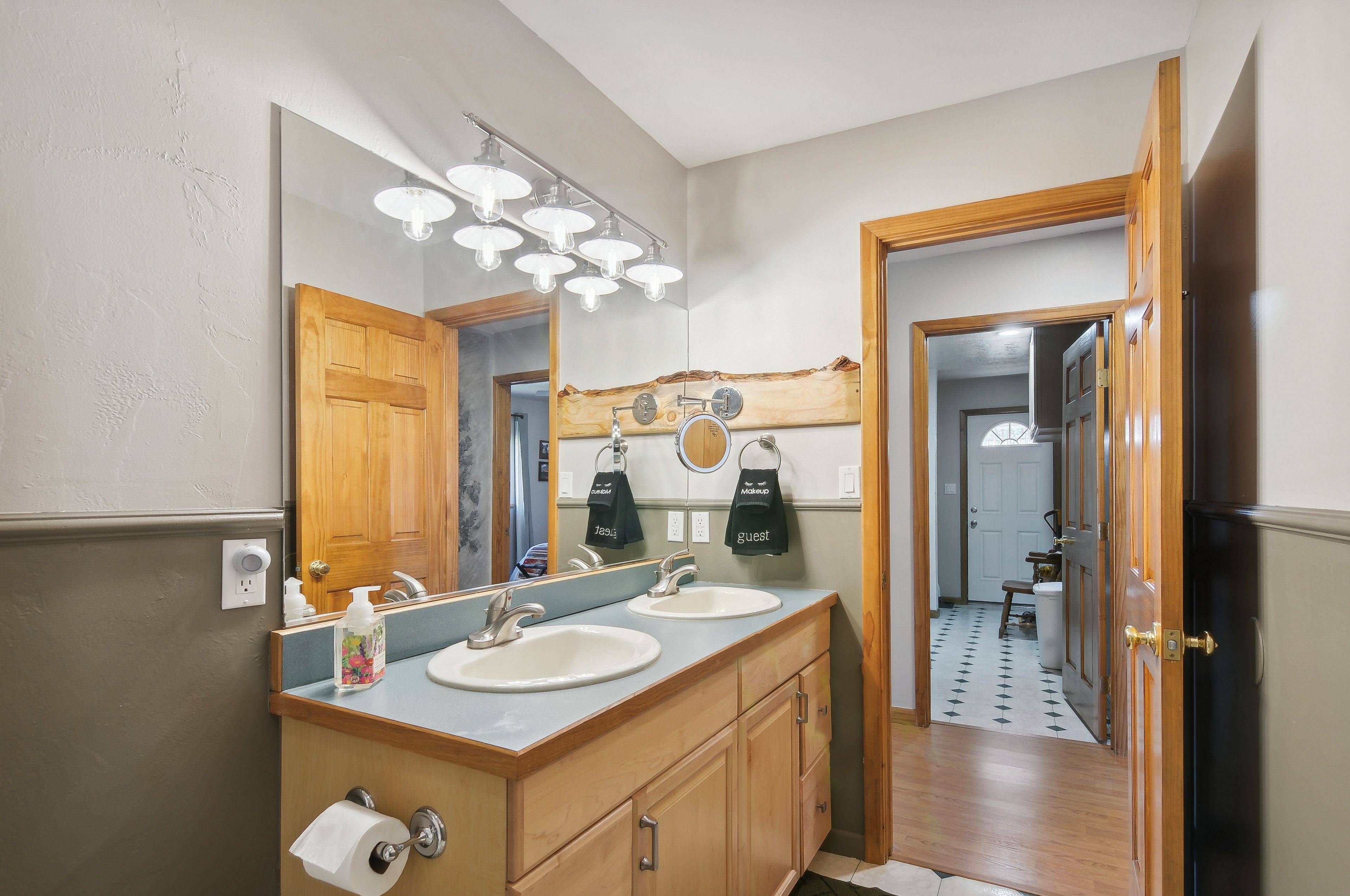 Full Bathroom | Complimentary Toiletries | Towels Provided