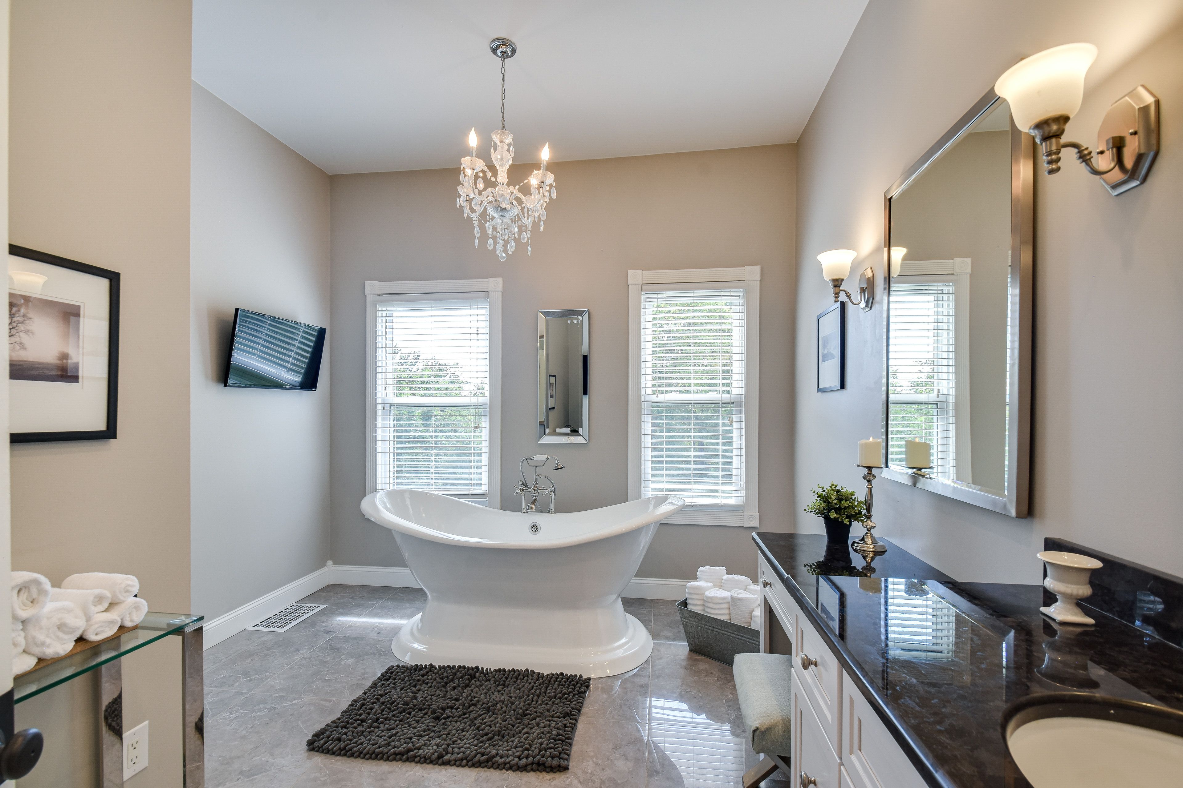 Full Bathroom | Smart TV | Soaking Tub