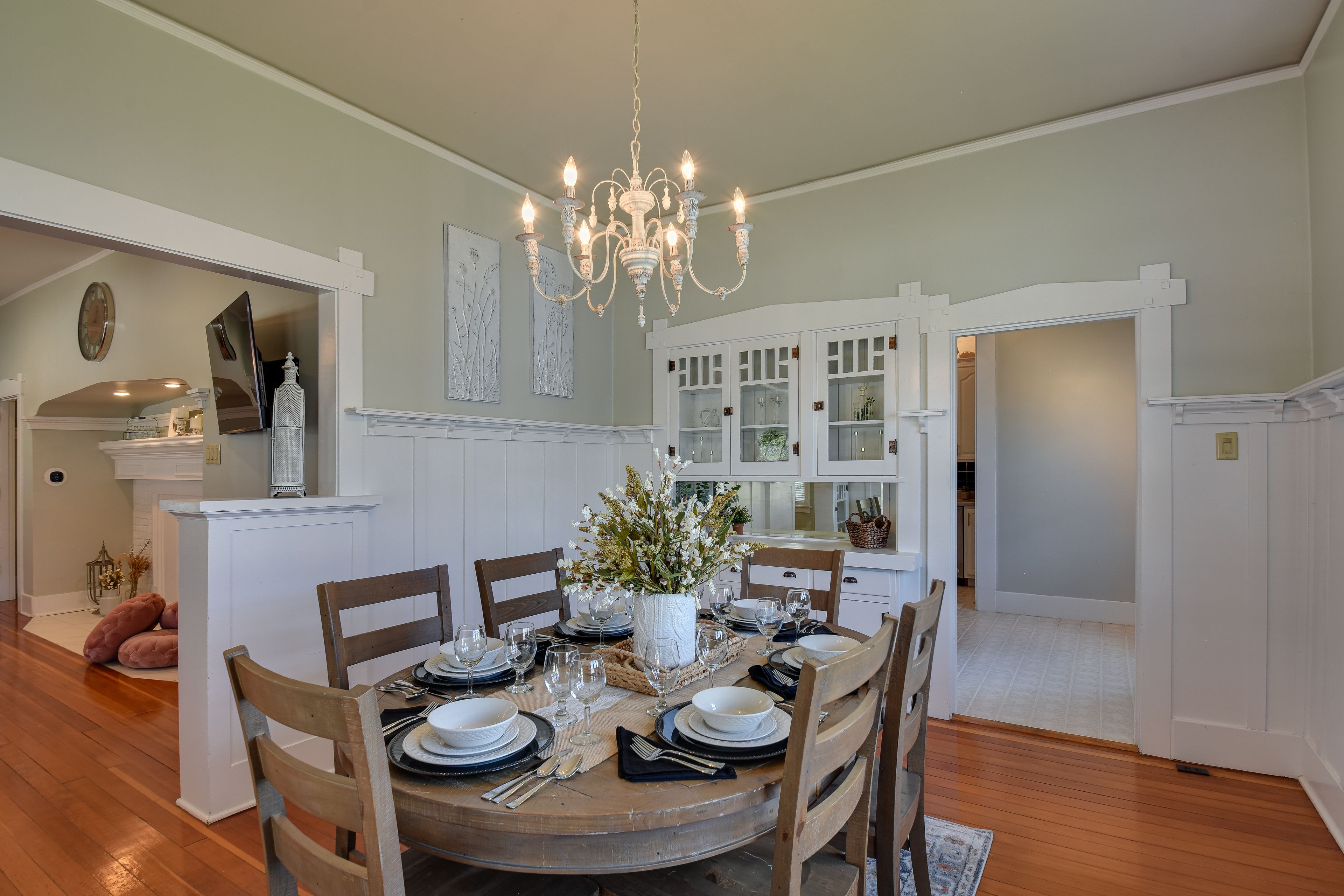 Dining Area | Dishware/Flatware