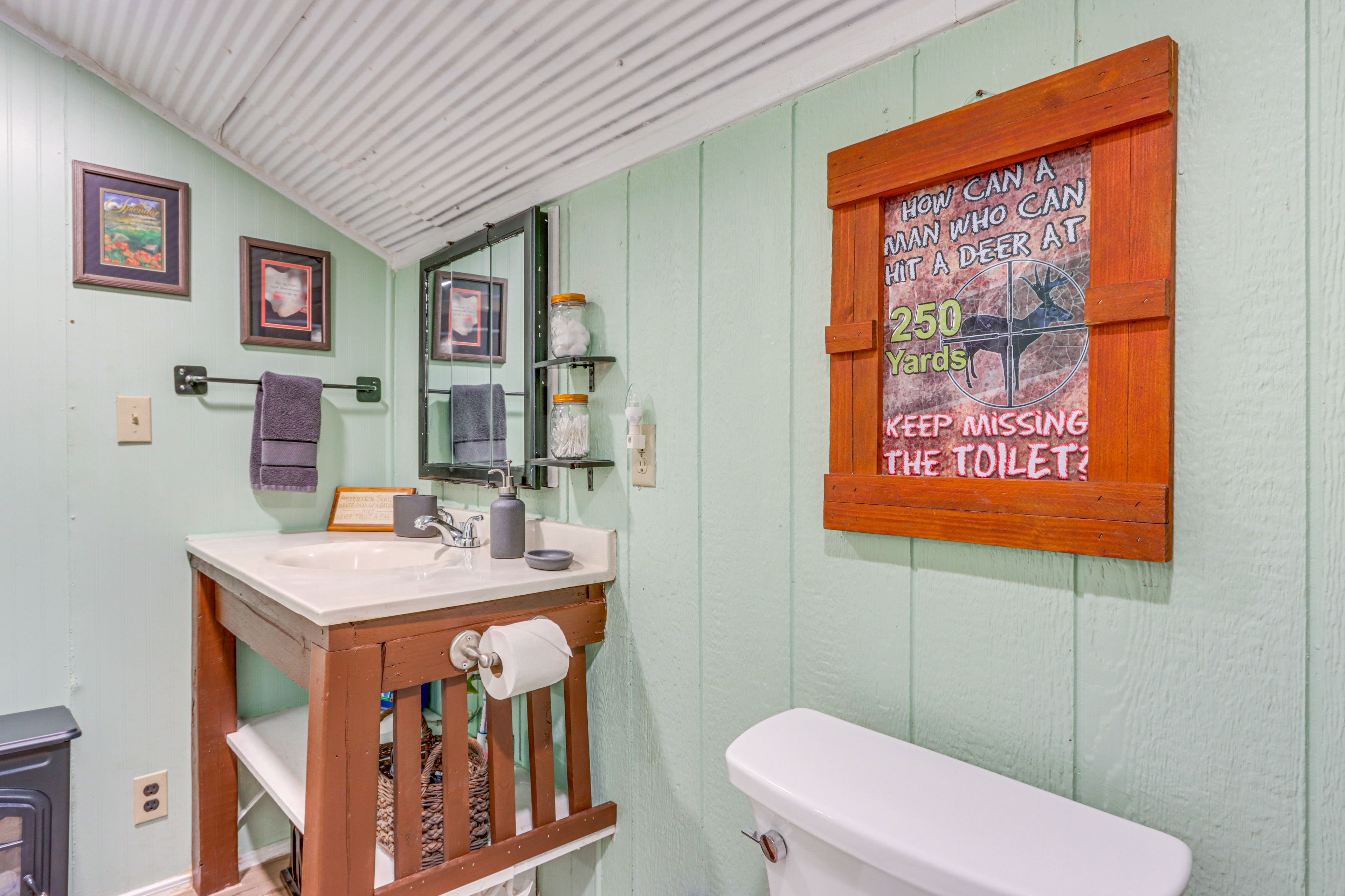 Studio | Full Bathroom | Towels | Complimentary Toiletries
