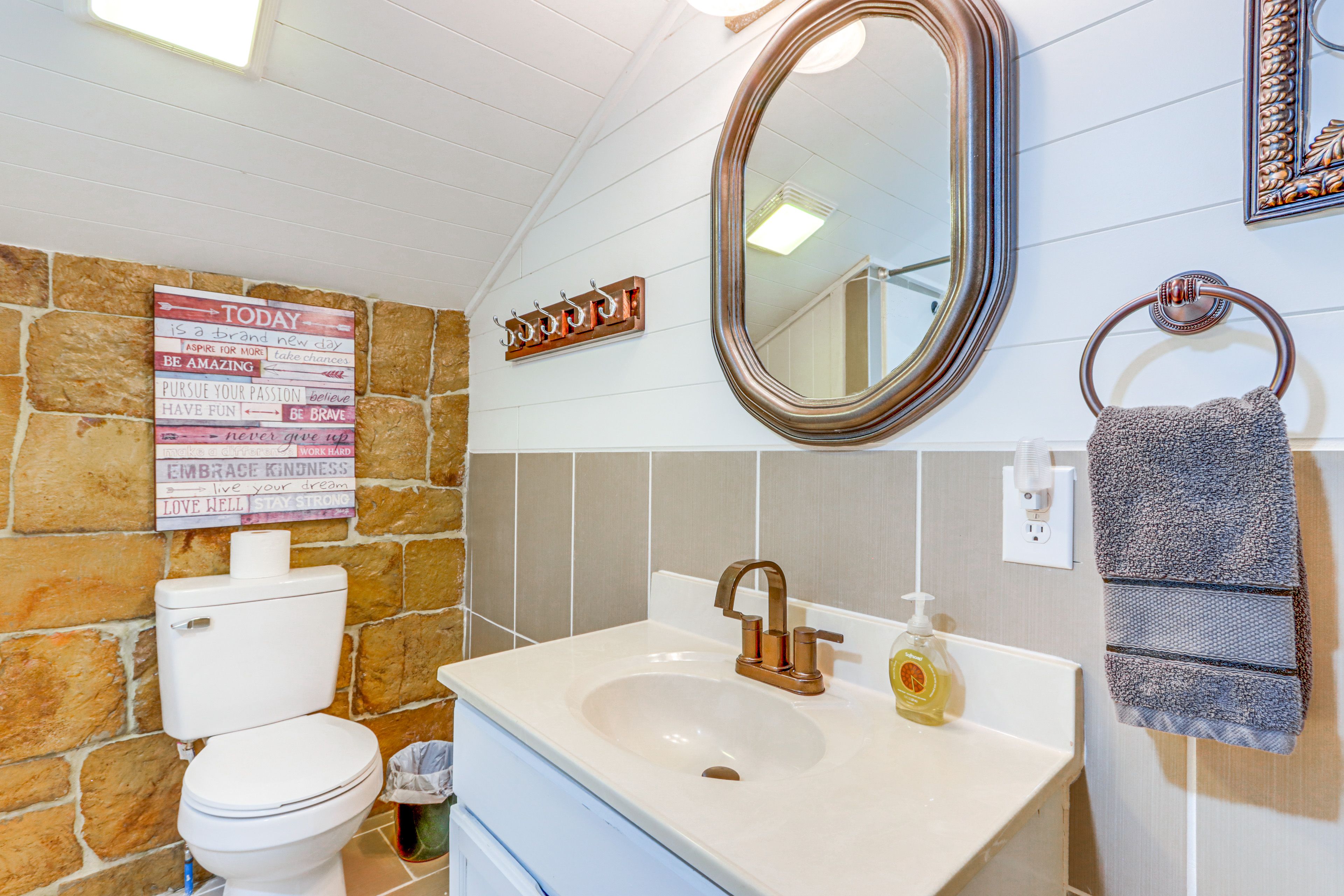 Studio | Full Bathroom