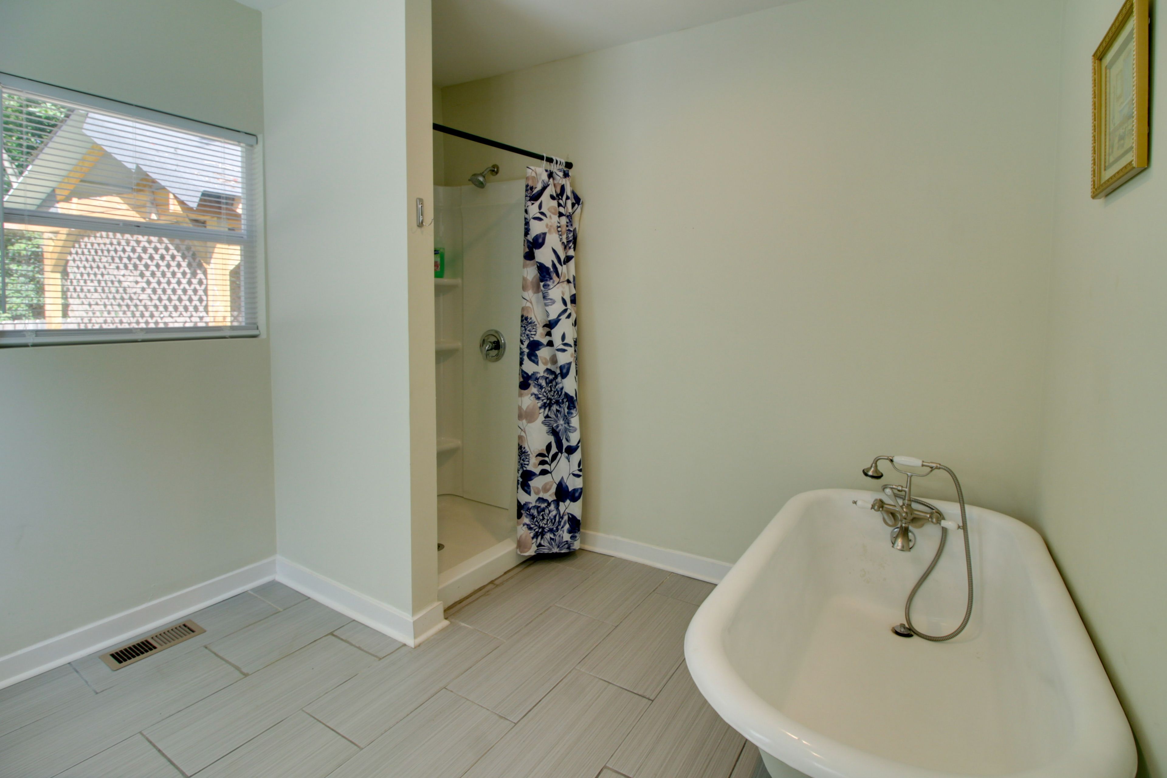 Full Bathroom | Complimentary Toiletries