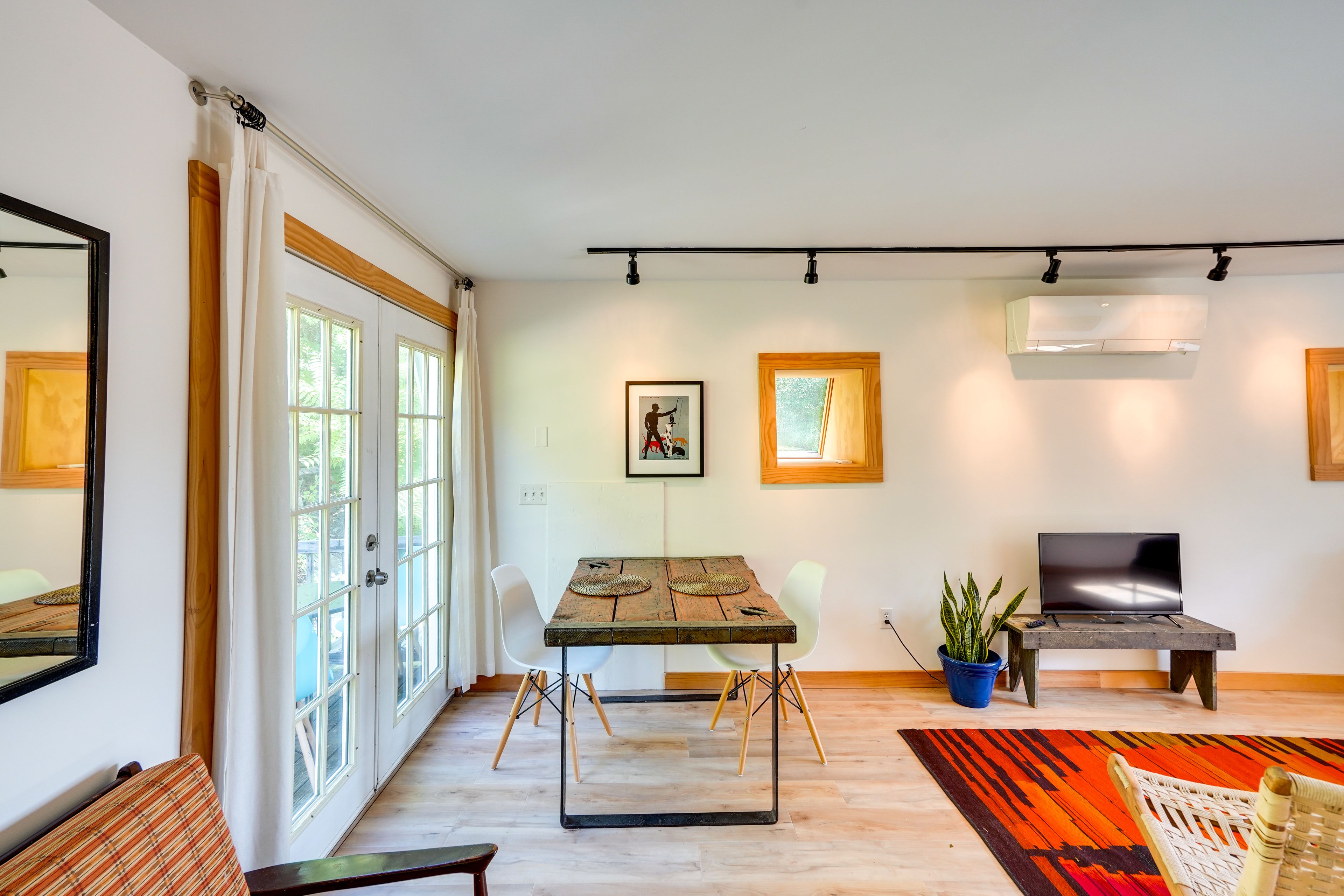 Dining Area | Dishware Provided