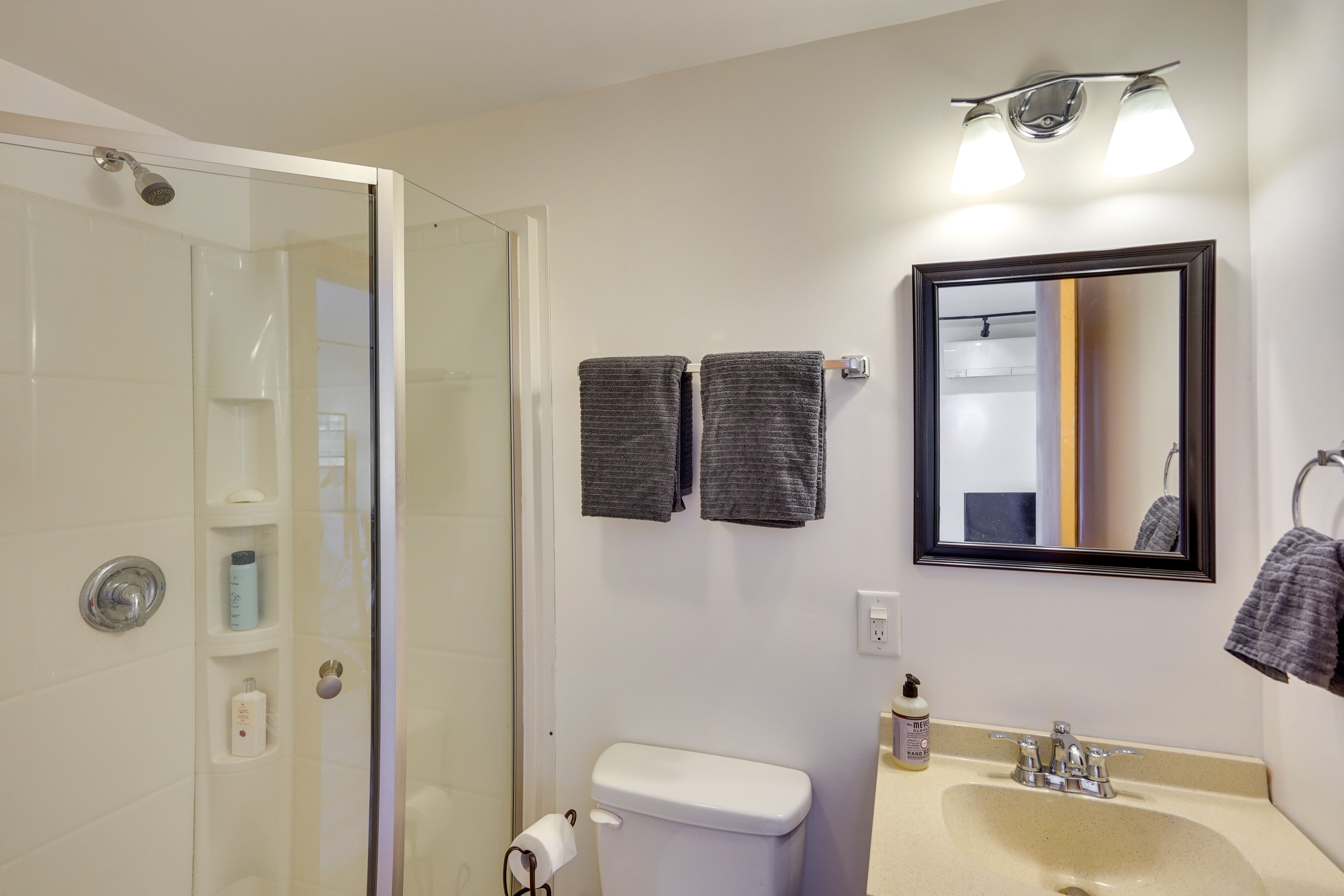 Full Bathroom | Towels Provided | Complimentary Toiletries