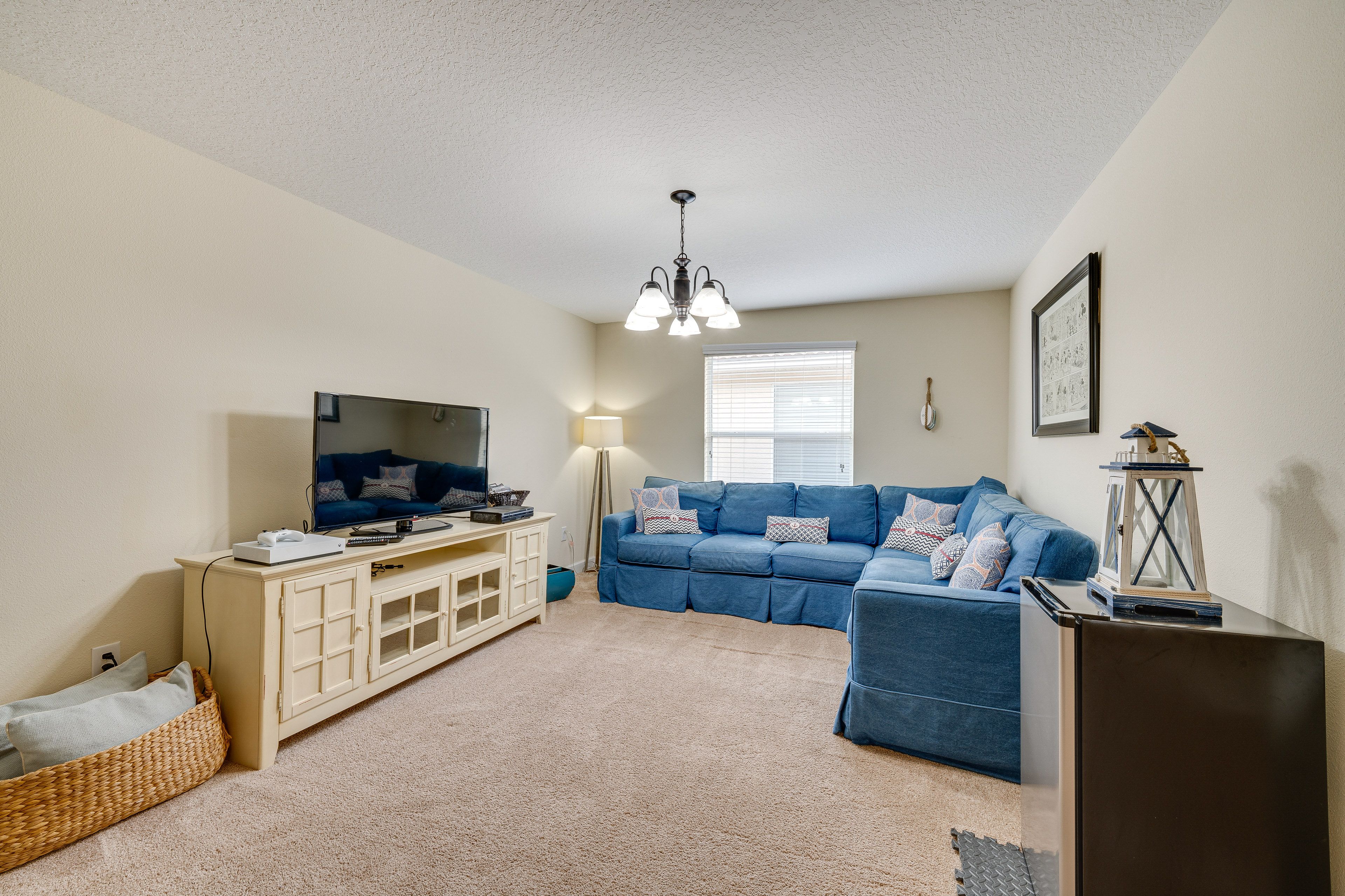Den | Queen Sleeper Sofa | Smart TV | DVD Player | Xbox One | Desk Workspace