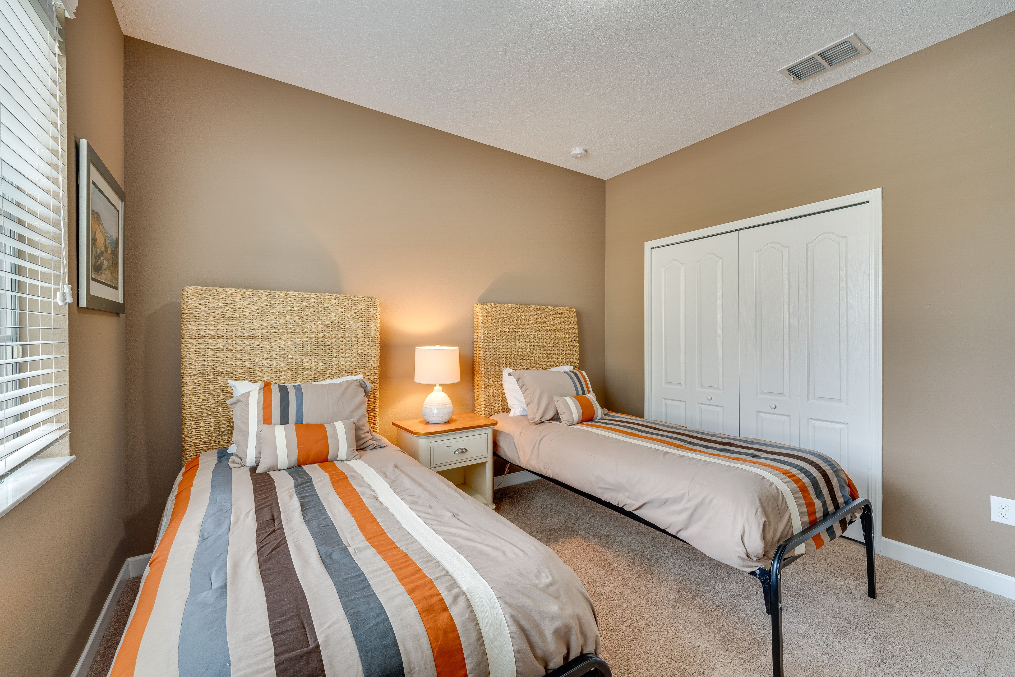 Bedroom 5 | 2 Twin Beds | Smart TV