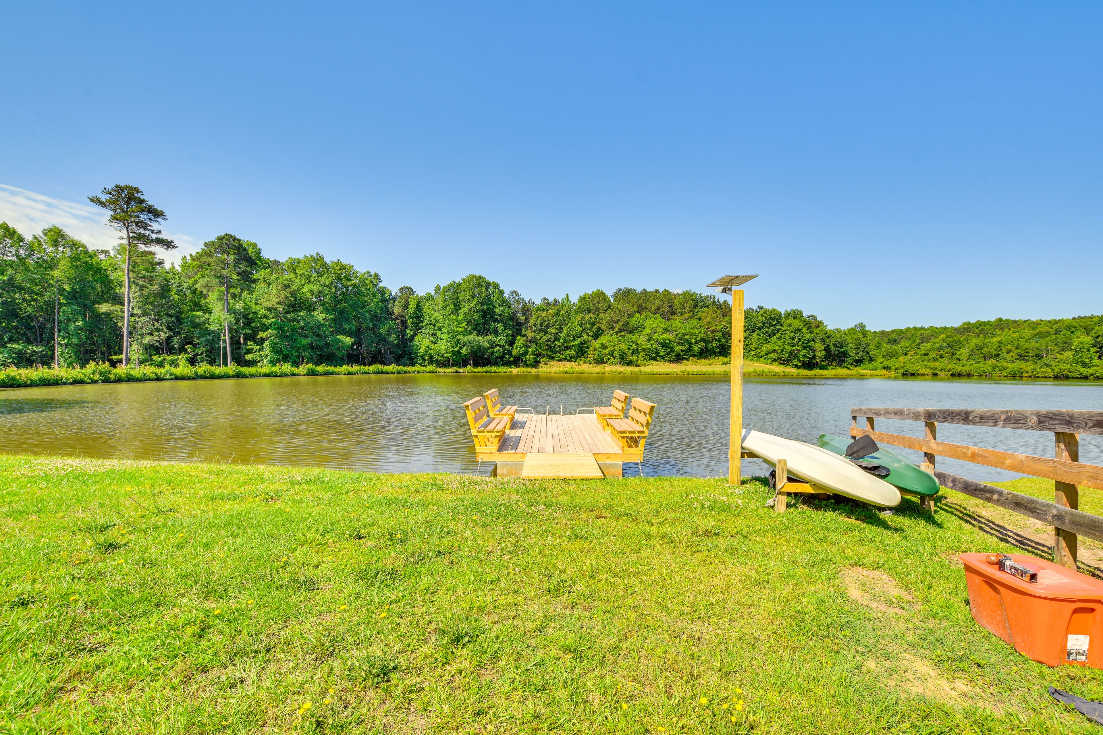 Peregrine Lake | 2 Kayaks | Walking Paths | Pier w/ Seating