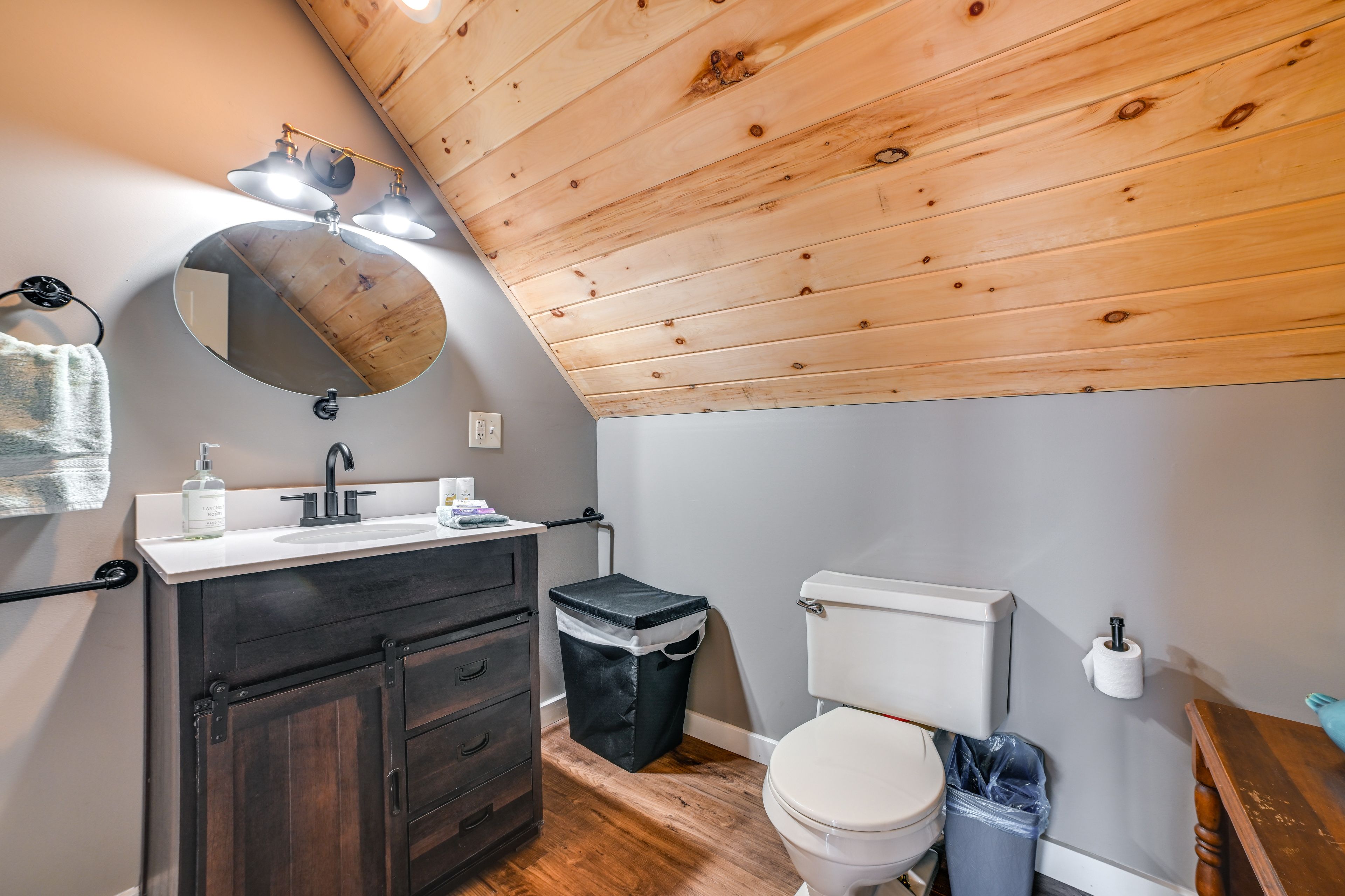 Full Bathroom | Towels Provided