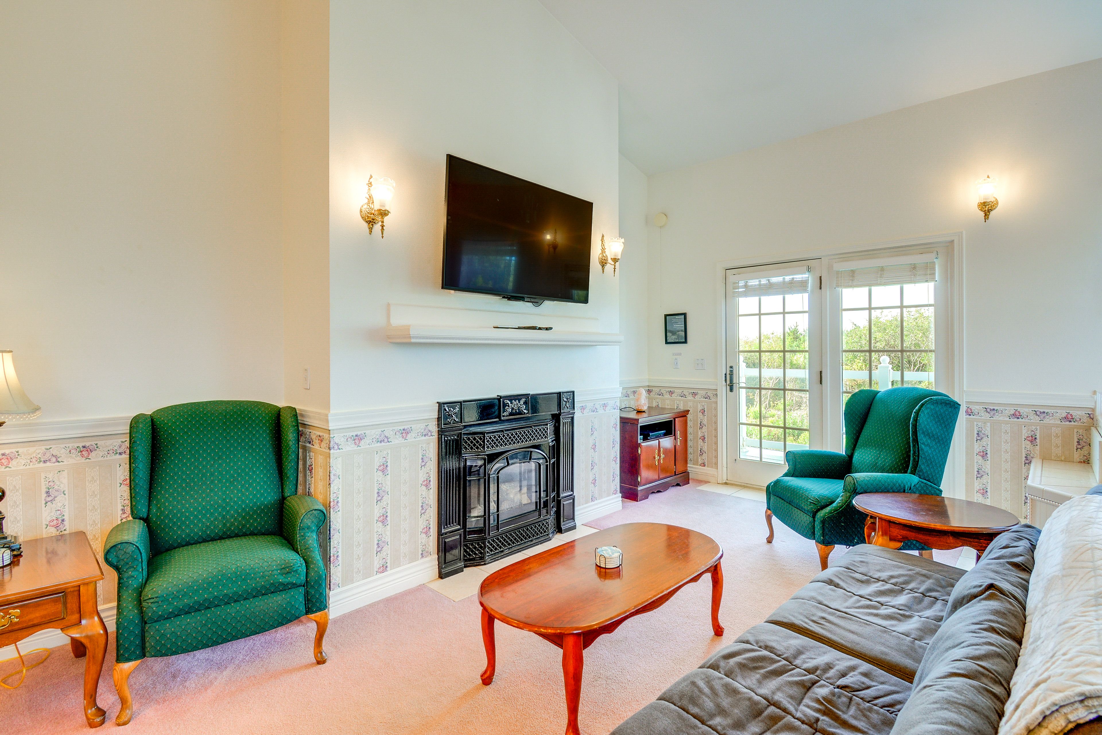 Living Room | Main Floor | Free WiFi | Smart TV