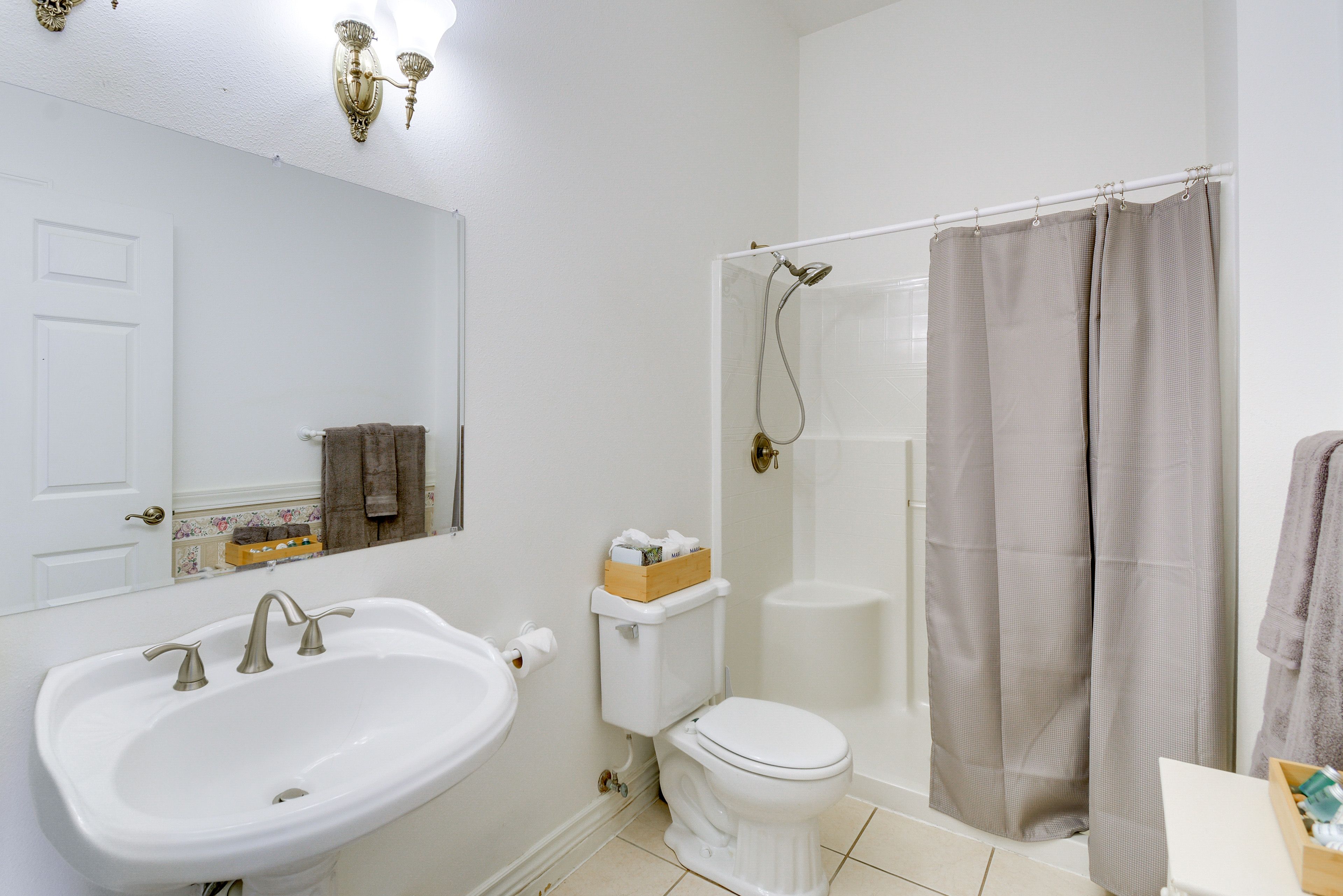 Full Bathroom | Complimentary Toiletries | Hair Dryer