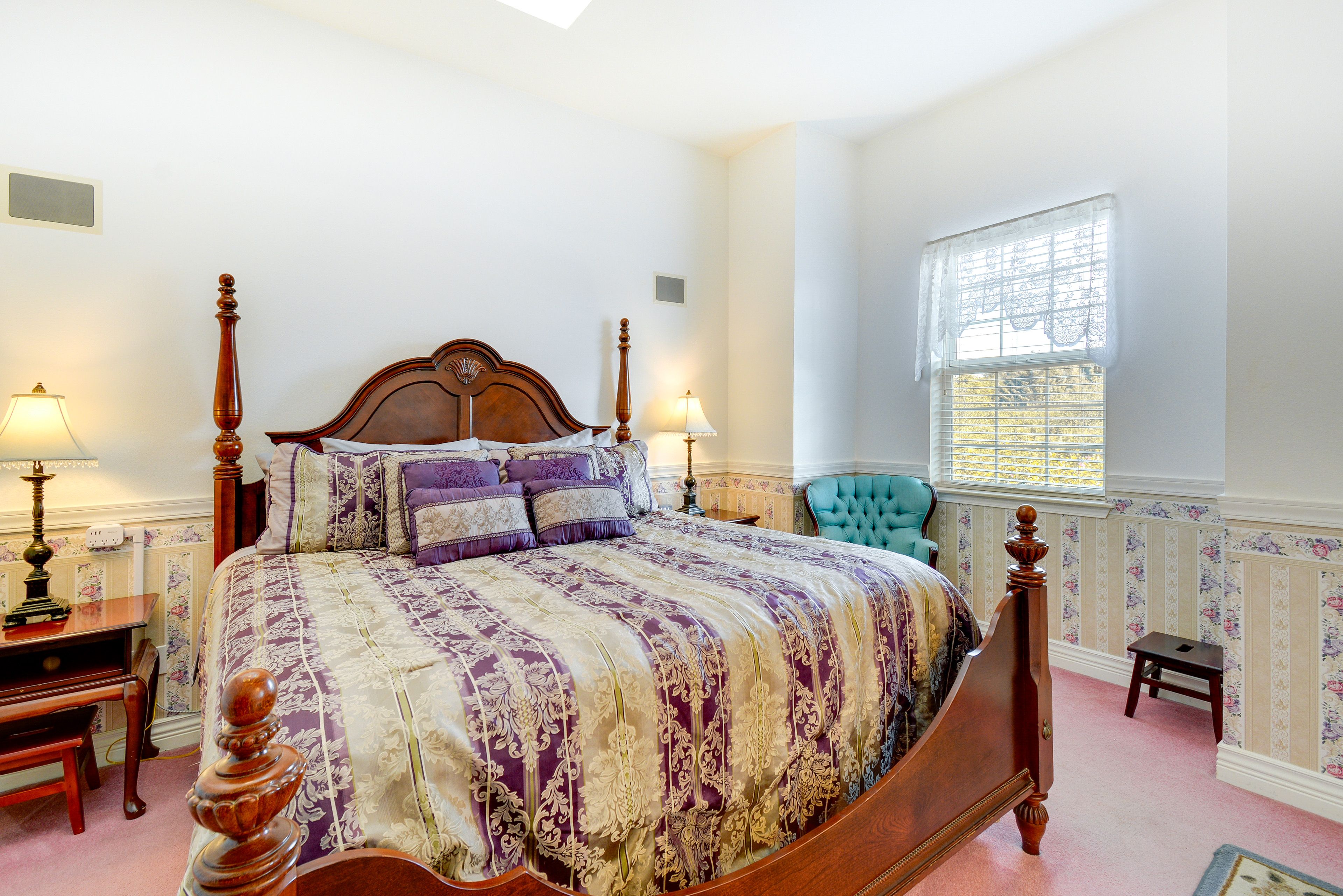 Bedroom | King Bed | Linens & Towels Provided