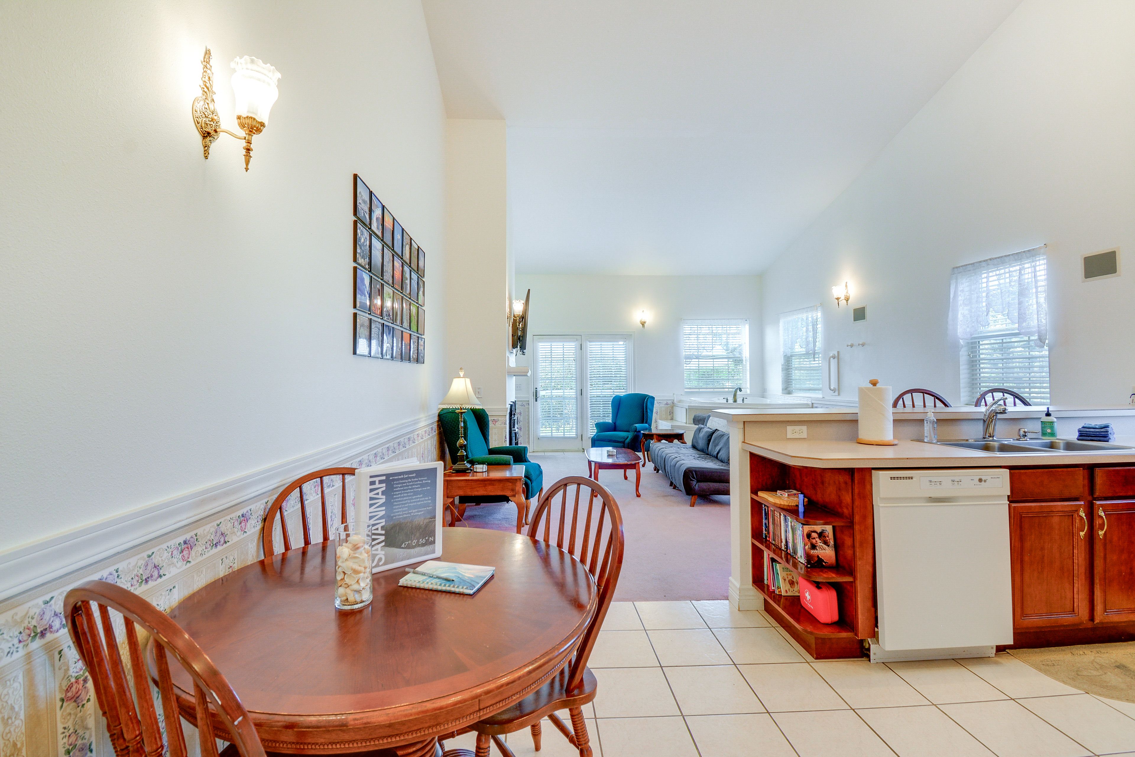 Dining Area | Dishware & Flatware Provided