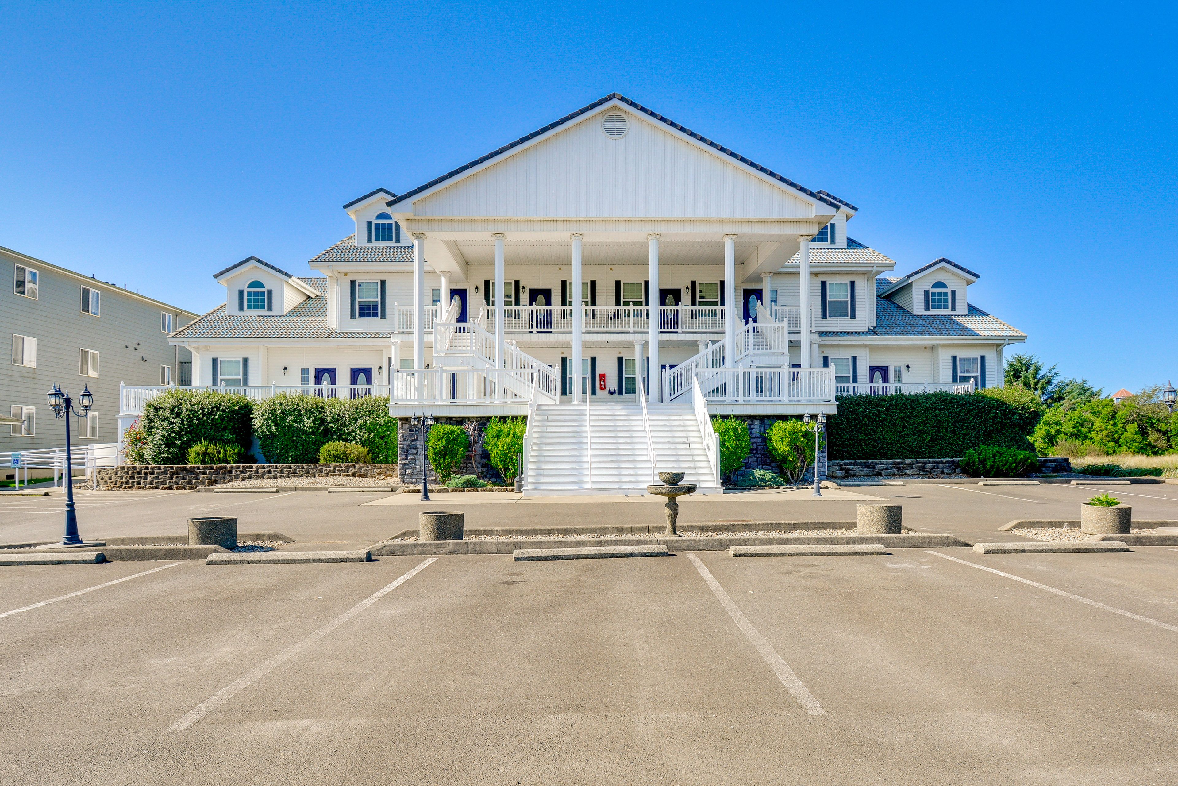 Condo Exterior | Keyless Entry | Prime Location