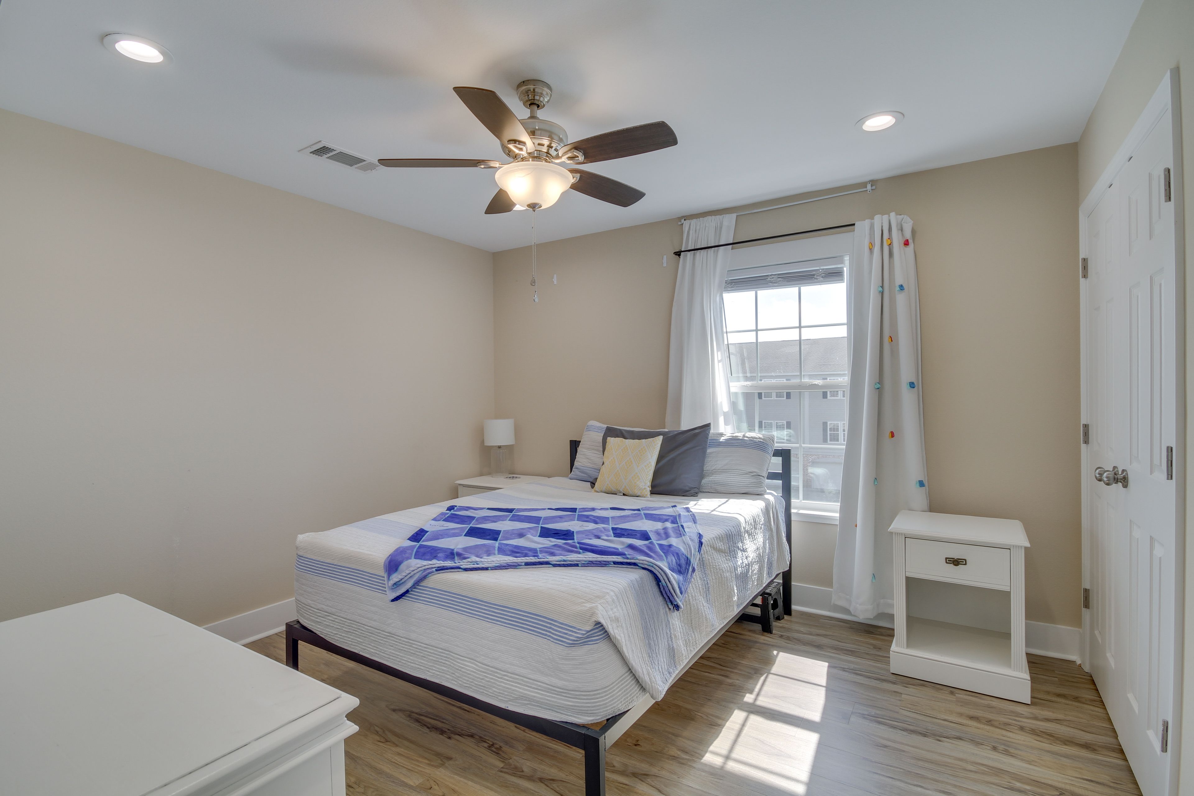 Bedroom 1 | Queen Bed