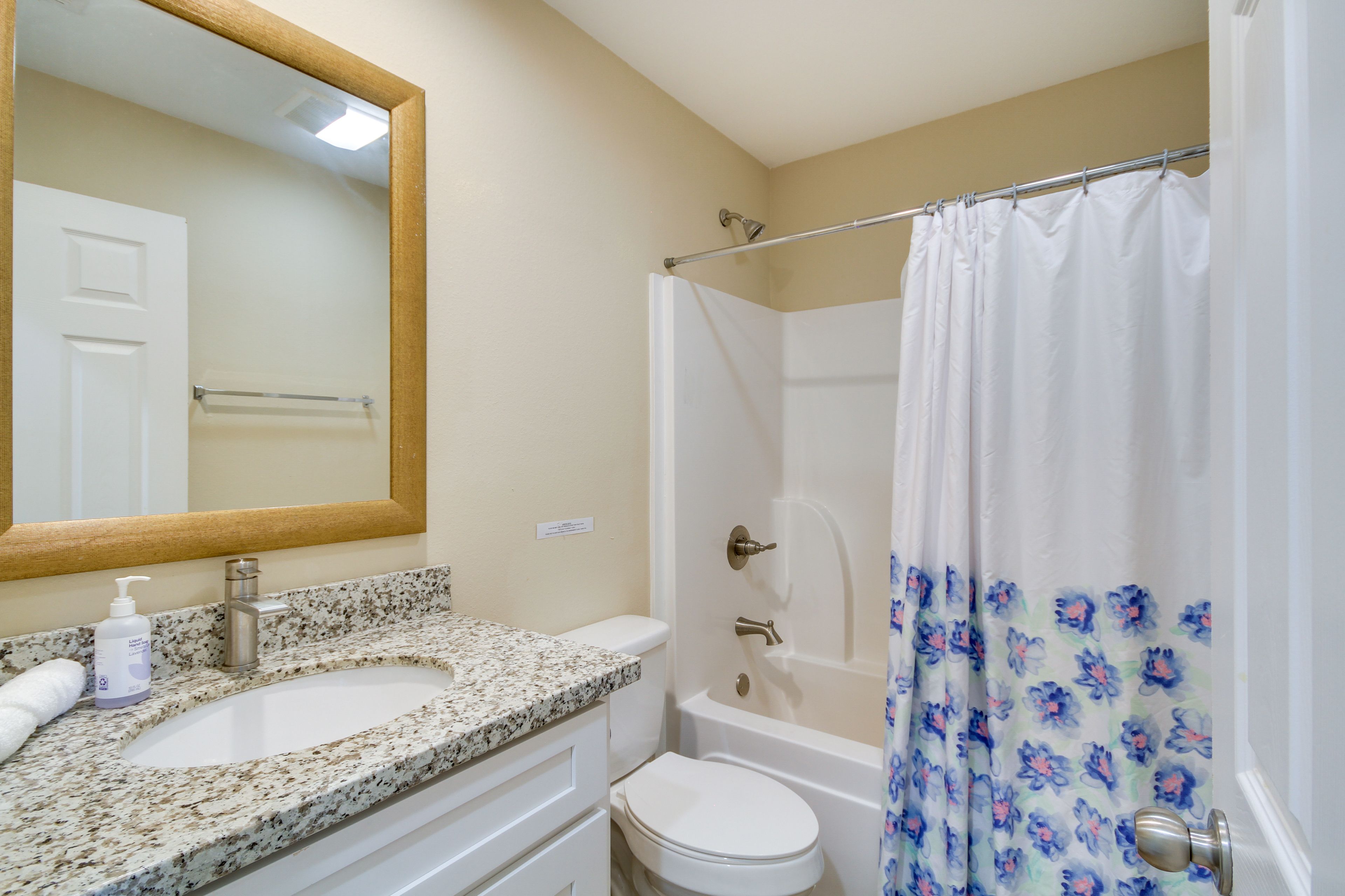Full Bathroom | Shower/Tub Combo