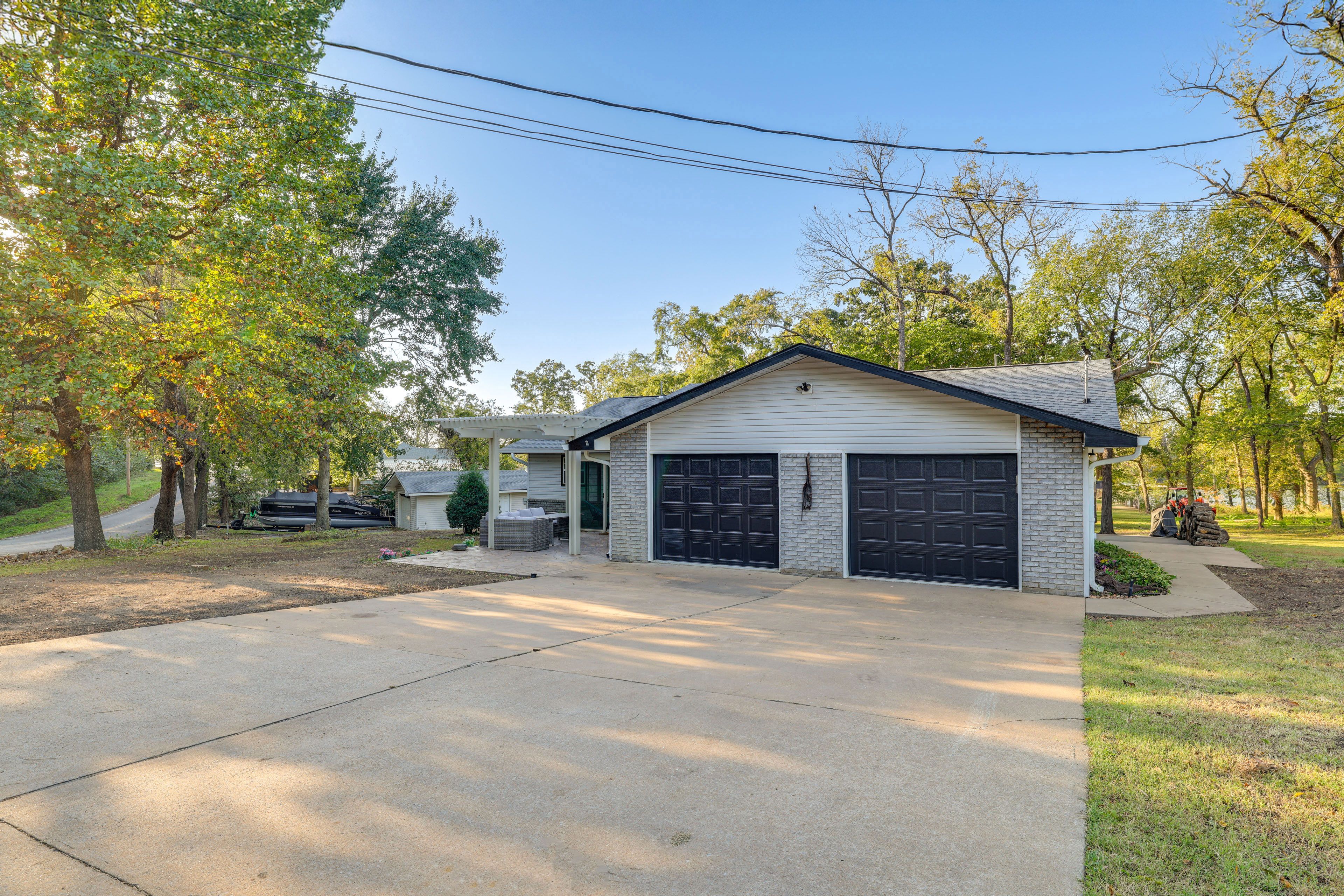 Parking | Driveway (4 Vehicles) | Trailer Parking