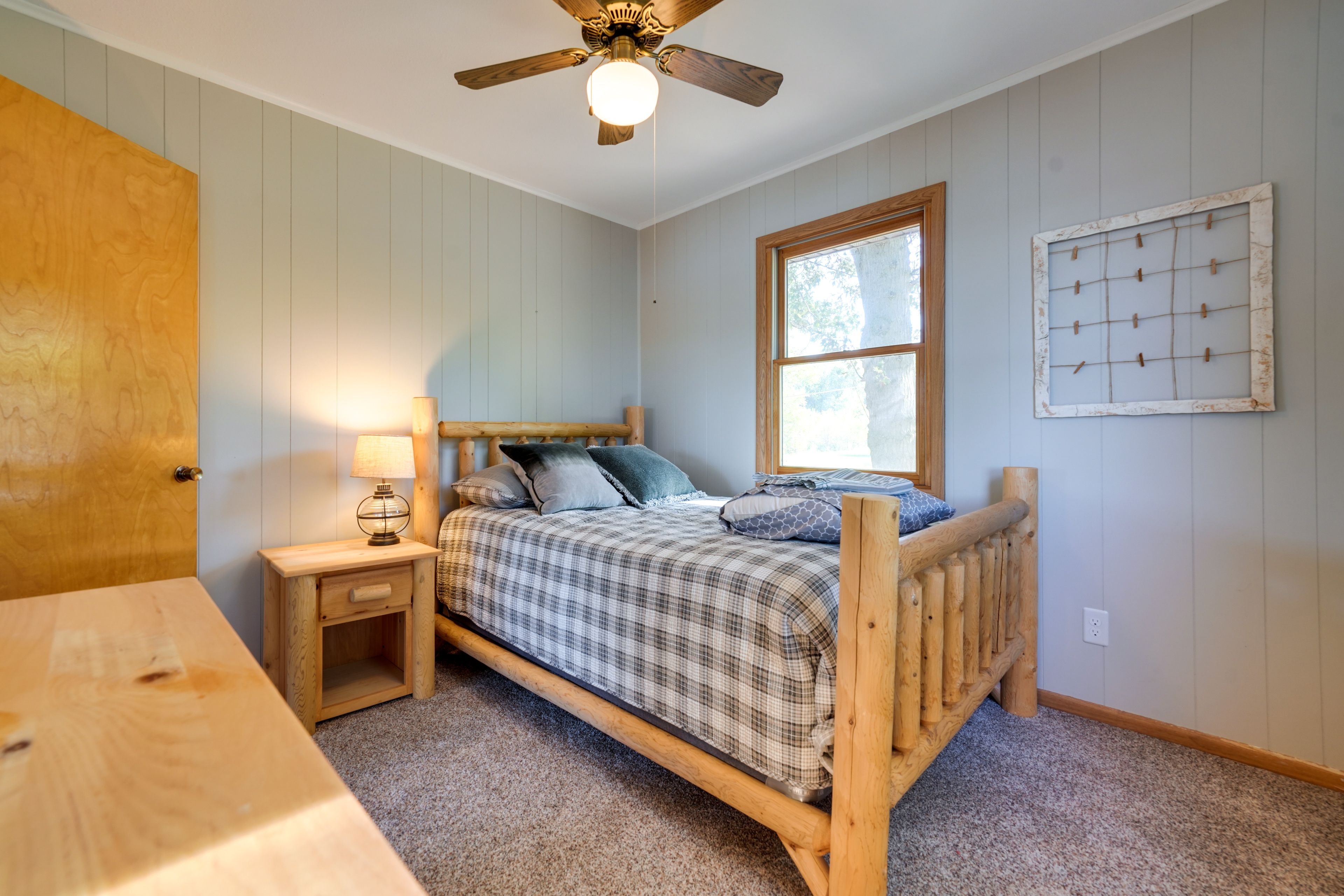 Bedroom 1 | Queen Bed