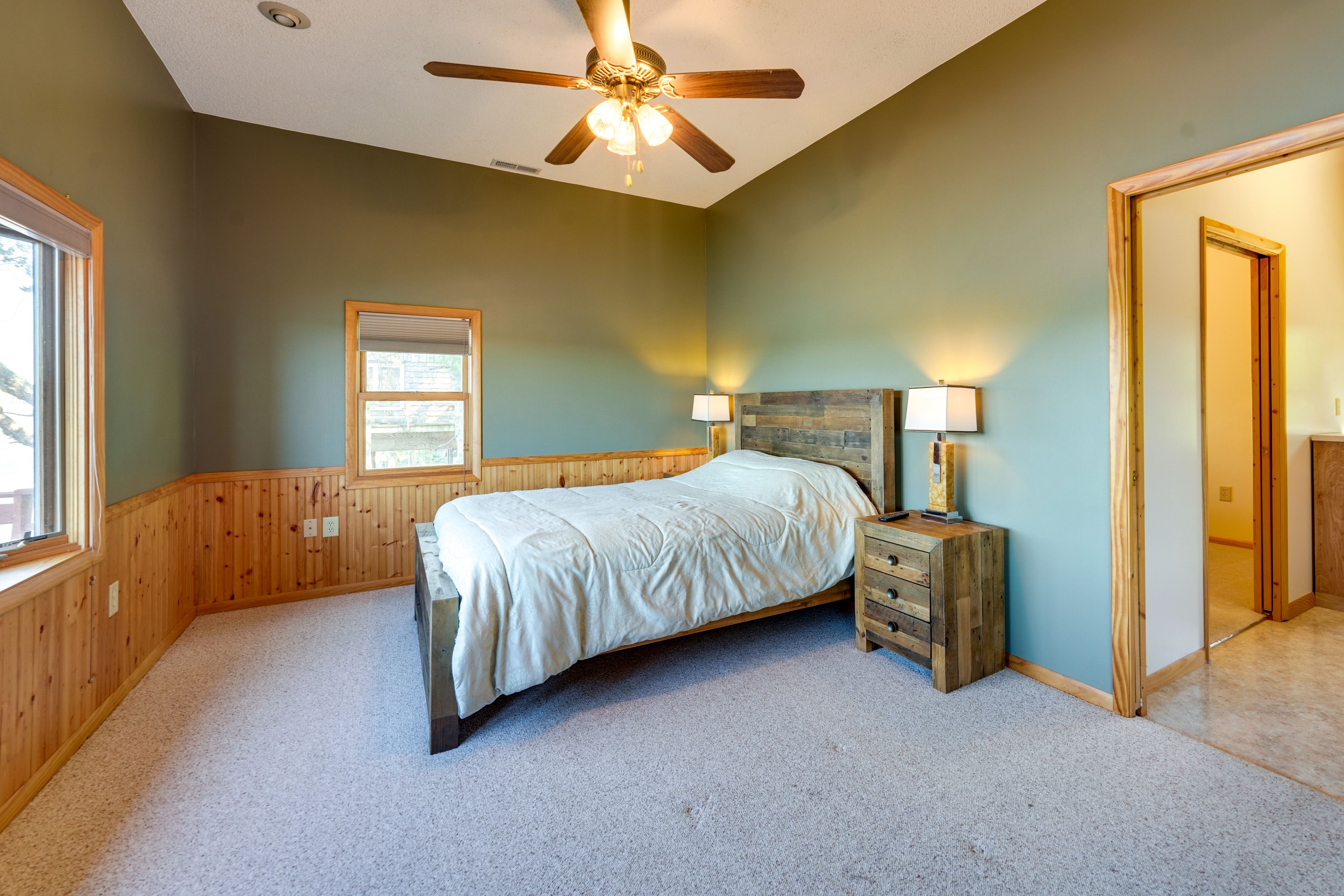 Bonus Room | Queen Bed | Flat-Screen TV w/ Cable
