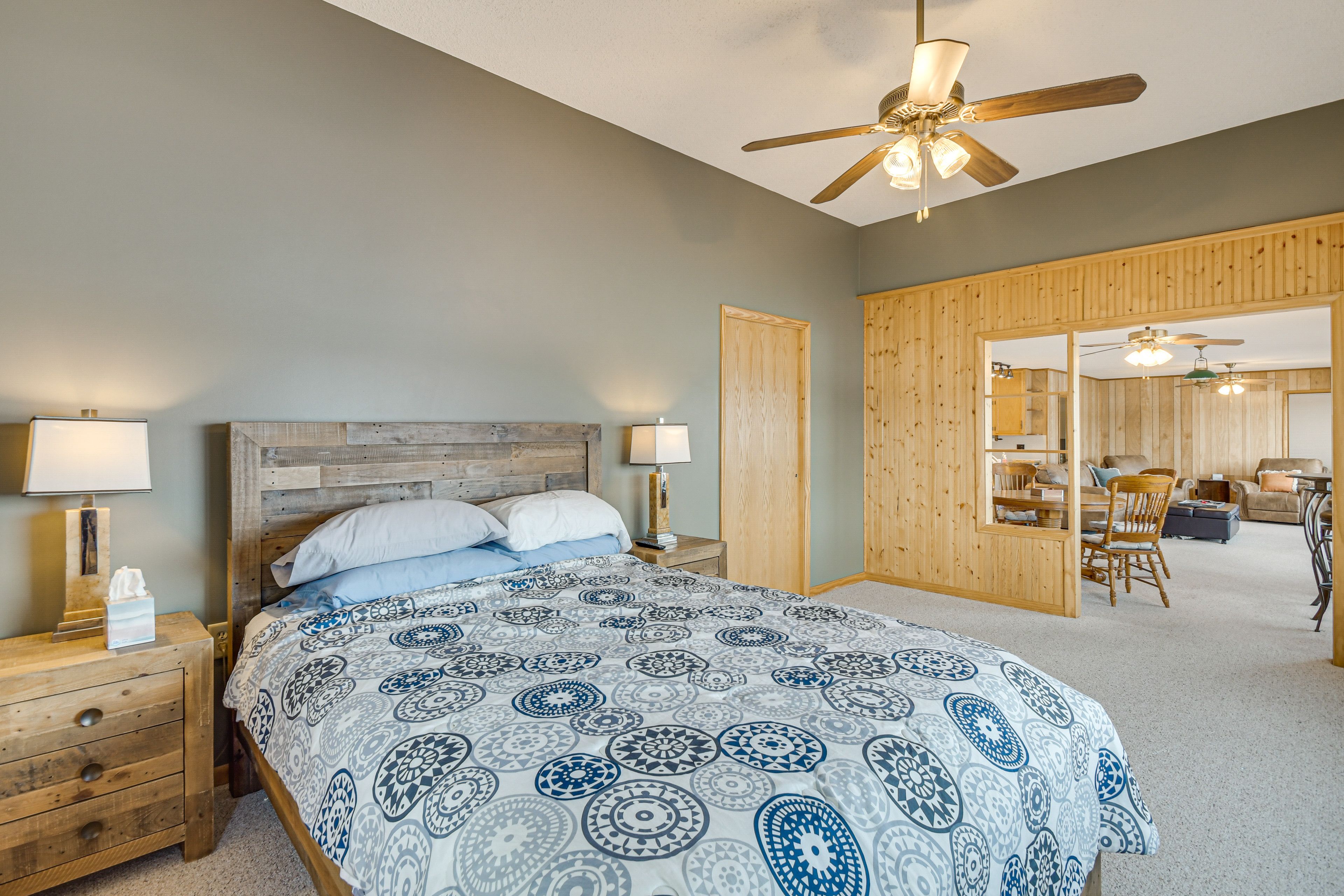 Bonus Room | Queen Bed | River View