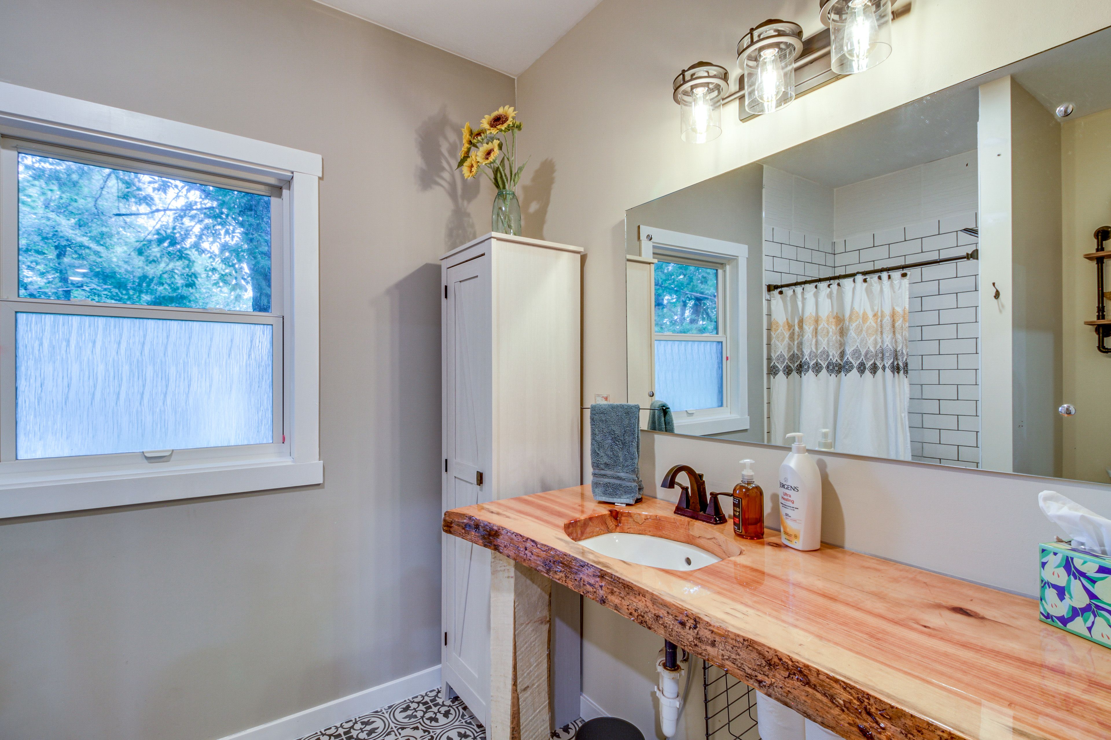 Full Bathroom | Towels Provided