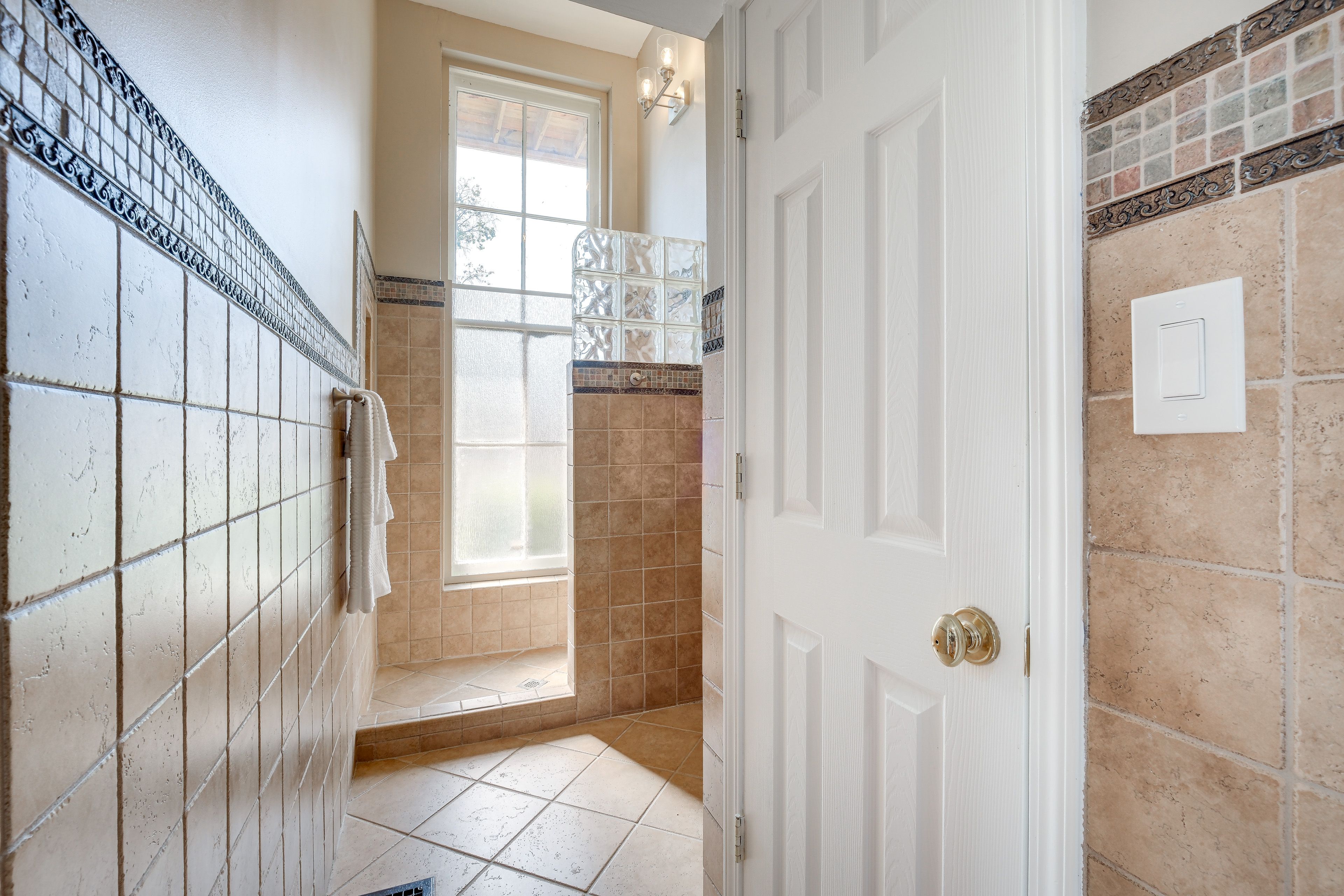 Full Bathroom | Complimentary Toiletries | Hair Dryer