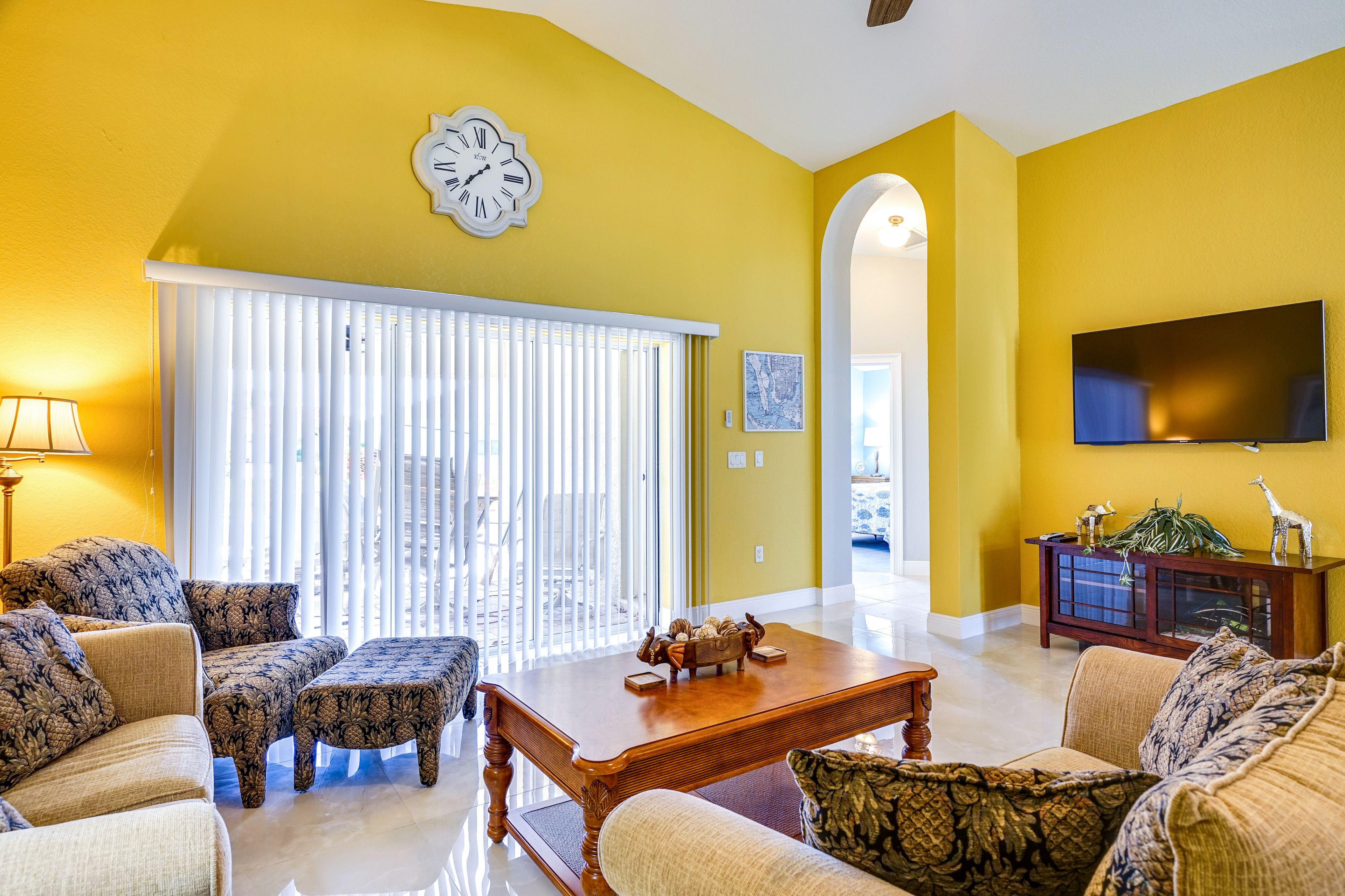 Living Room | Free WiFi | Central A/C & Heating