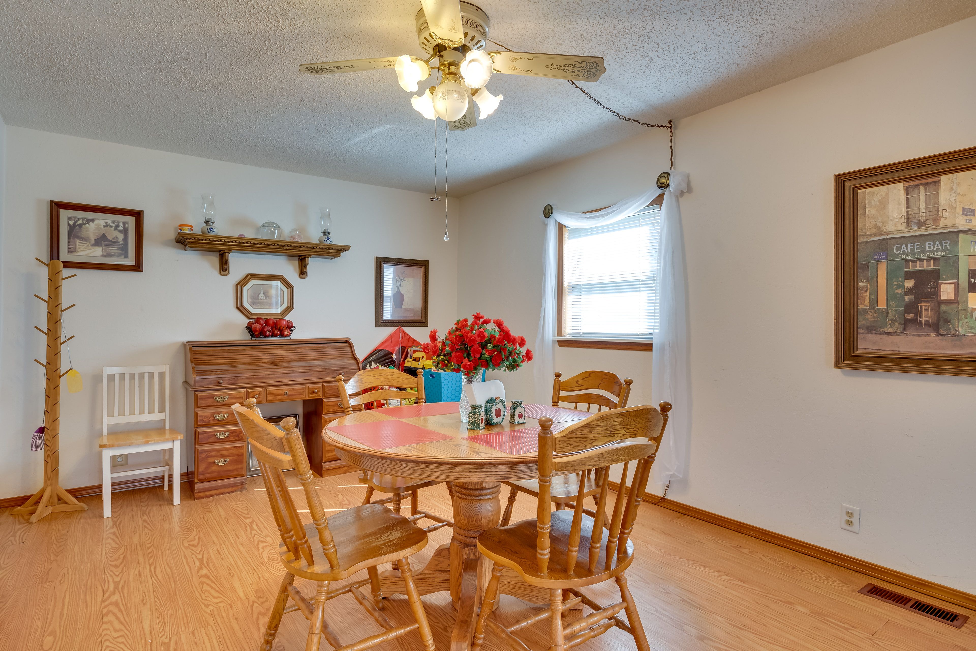 Dining Area | Dishware & Flatware Provided