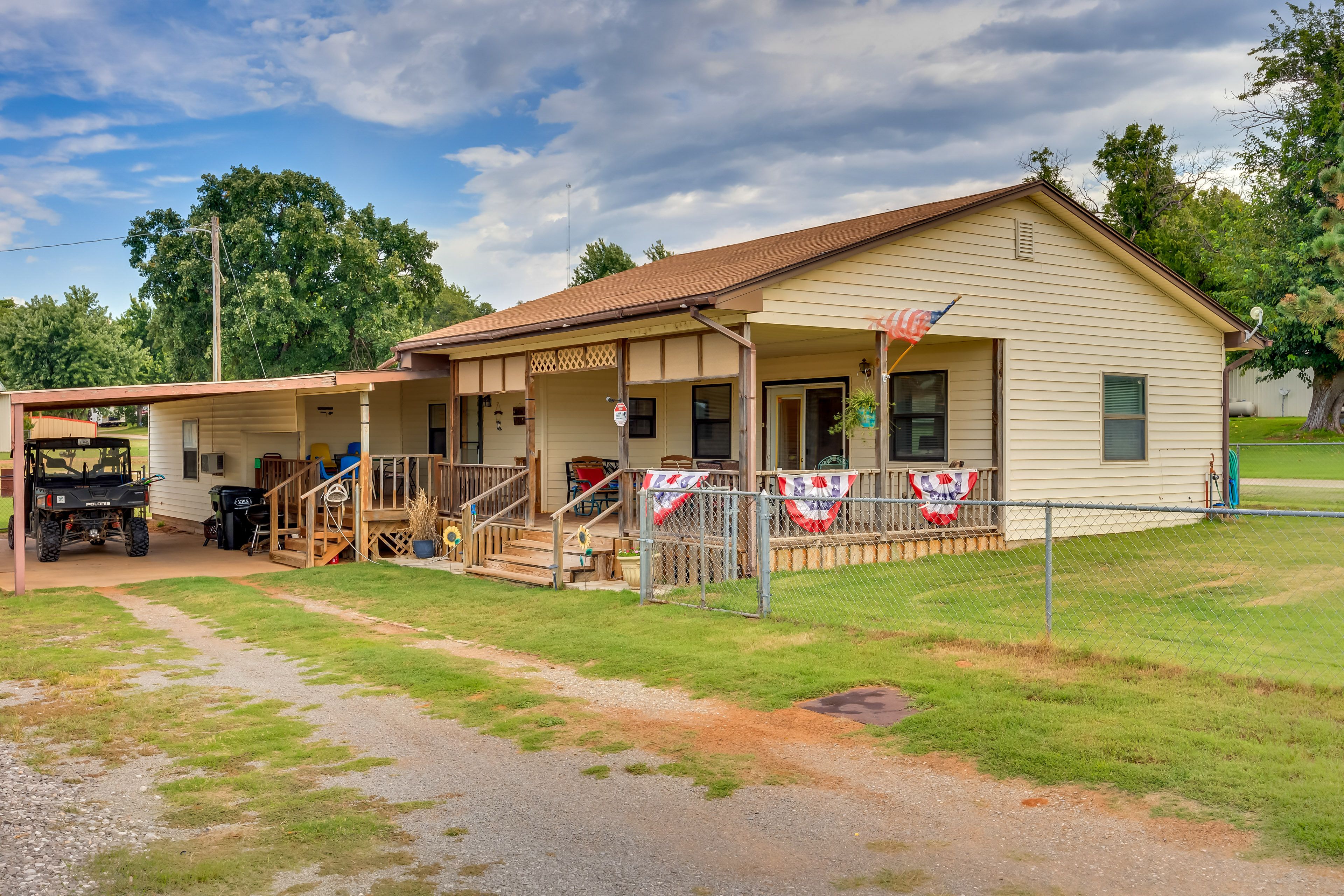 Parking | Driveway (5 Vehicles) | Trailer Parking Allowed On-Site