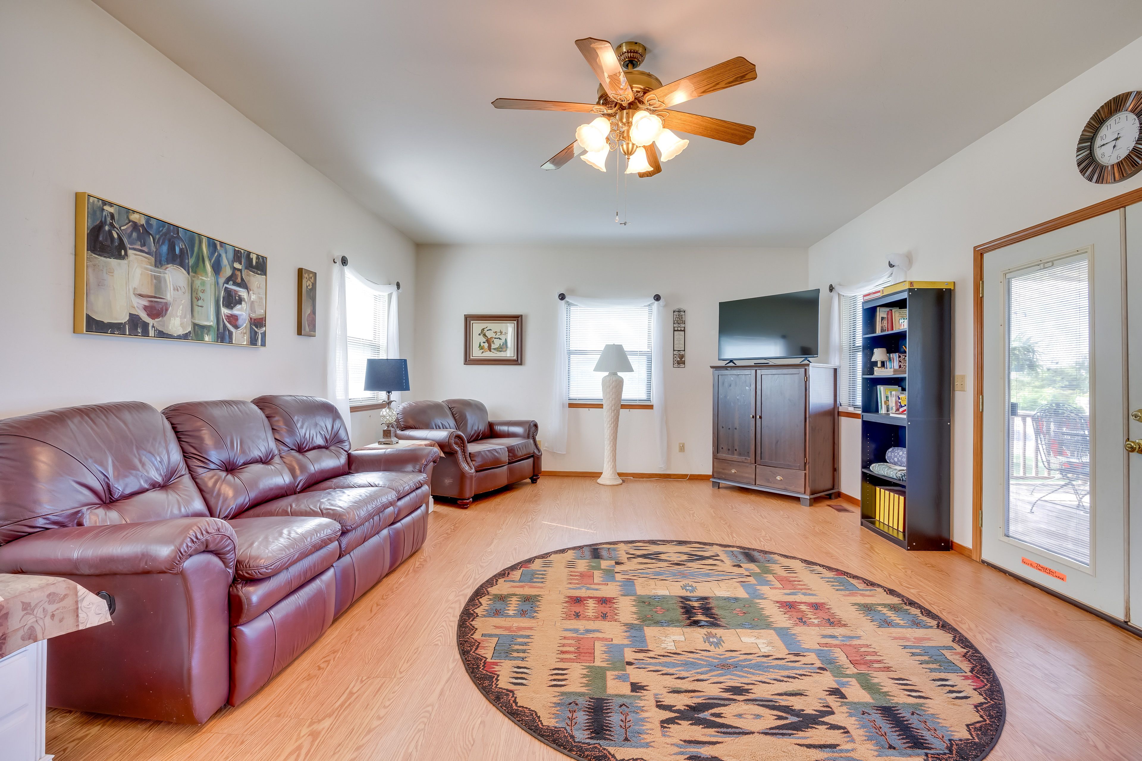 Living Room | Twin Sleeper Chair | Smart TV | Pet Friendly w/ Fee