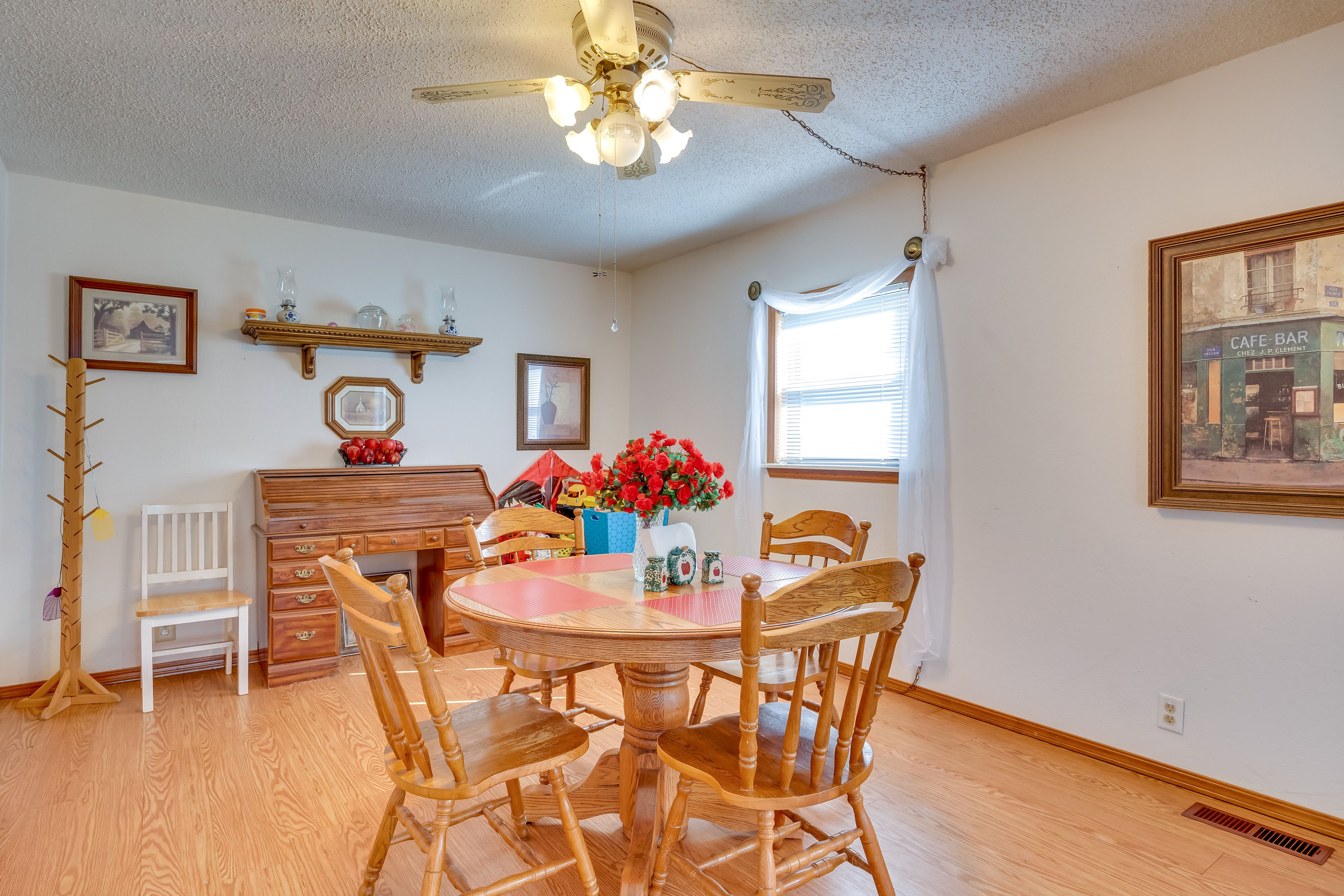 Dining Area | Dishware & Flatware Provided