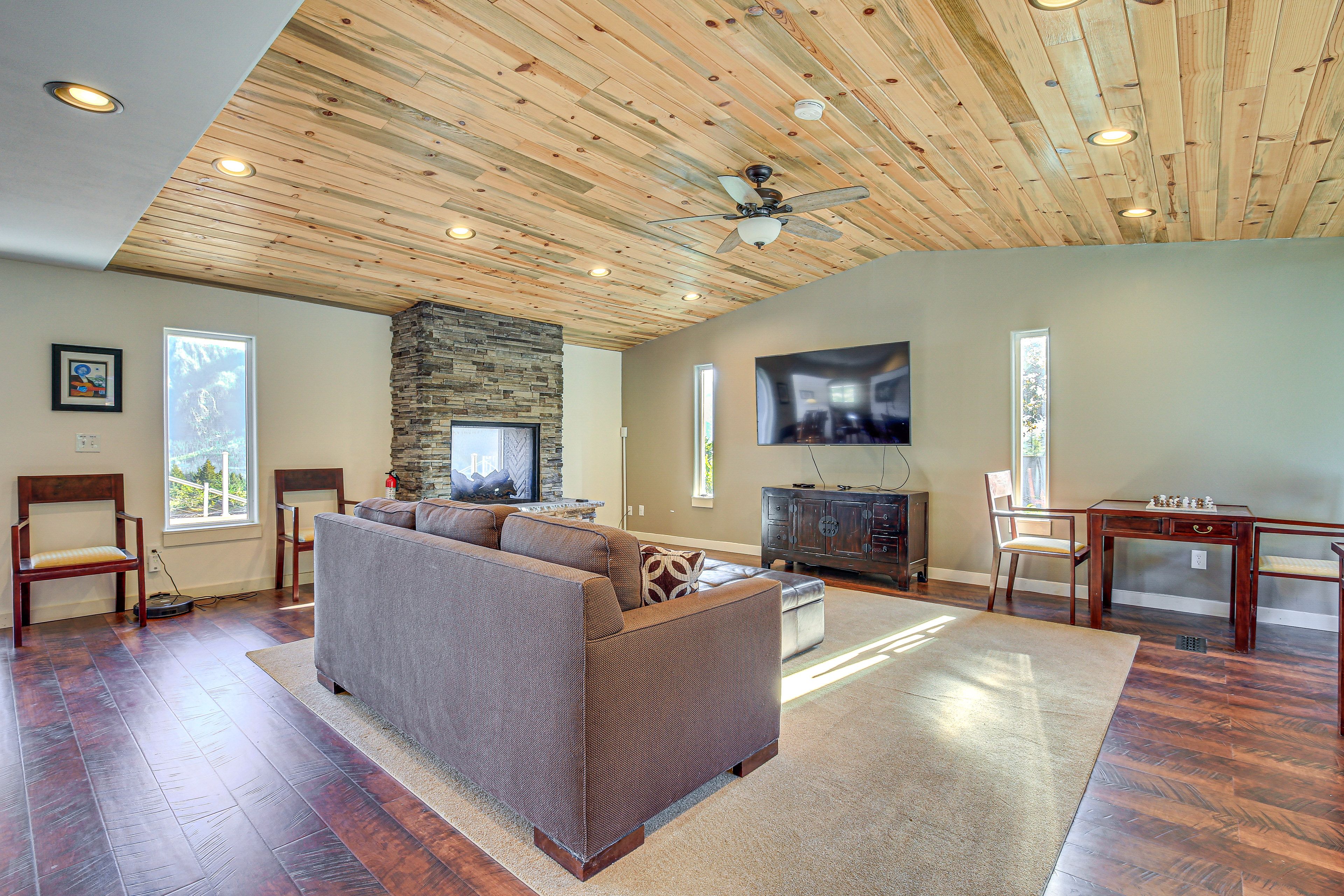 Living Area | Gas Fireplace | Flat-Screen TV w/ Cable