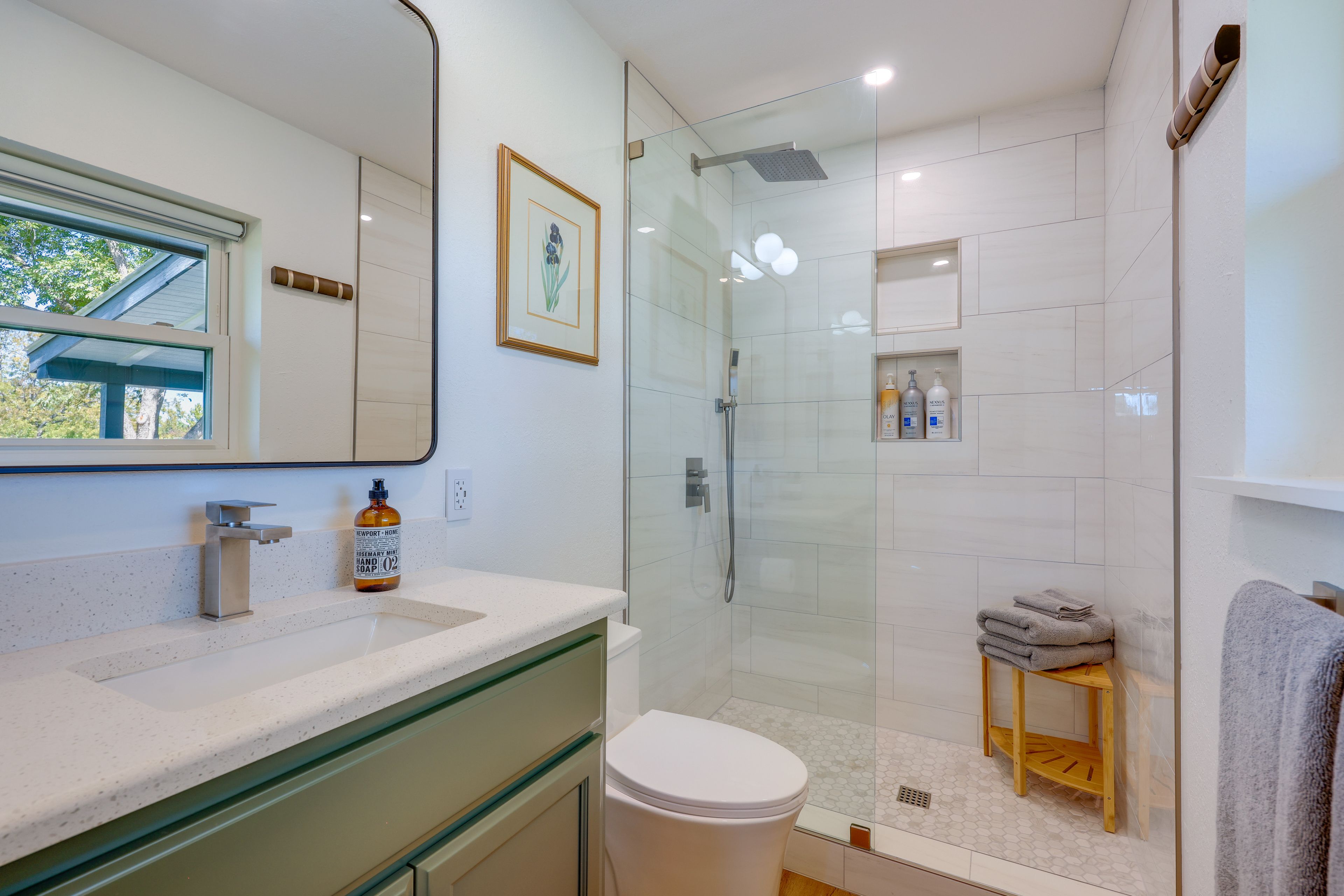 Full Bathroom | Complimentary Toiletries