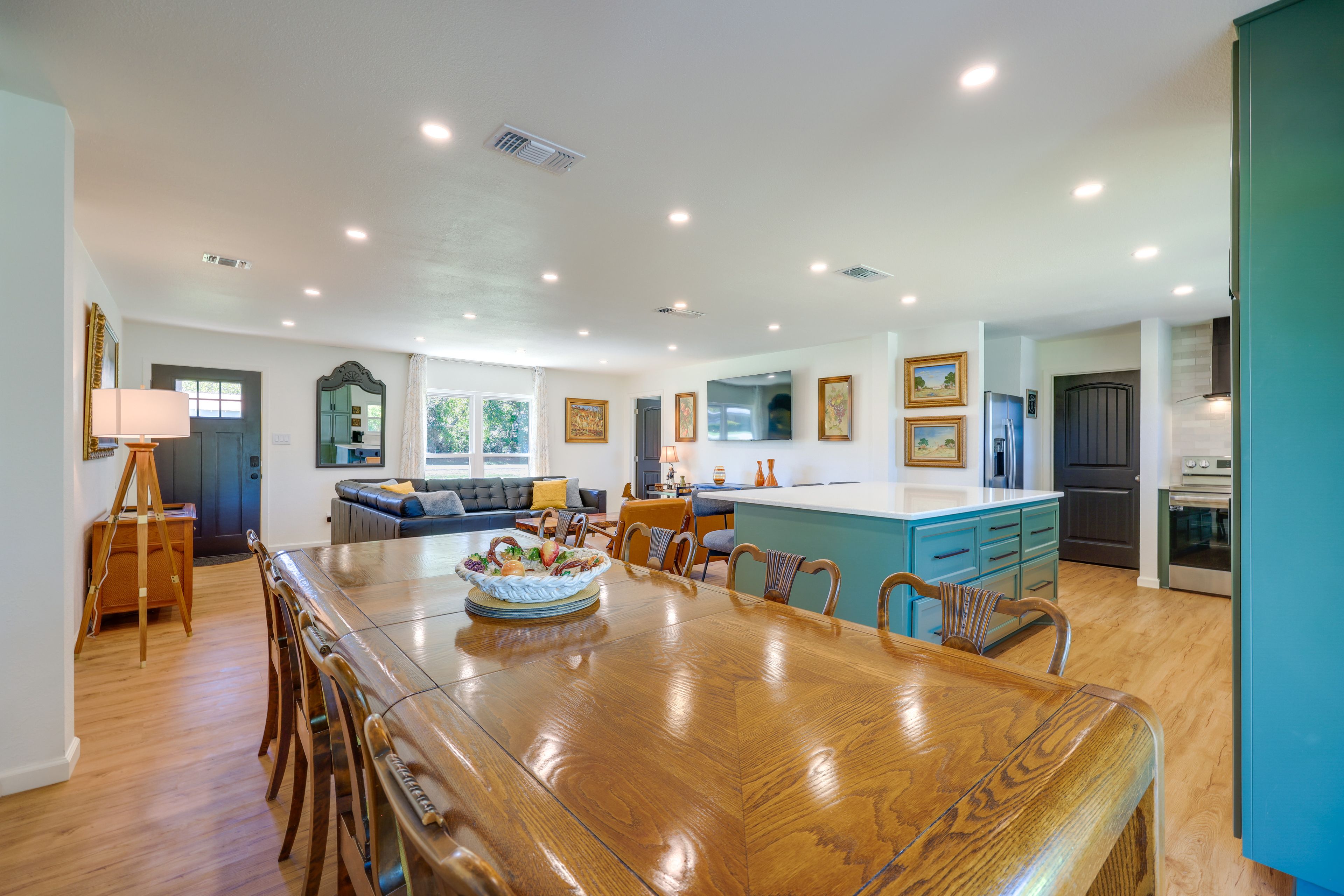 Dining Area | Dishware & Flatware Provided
