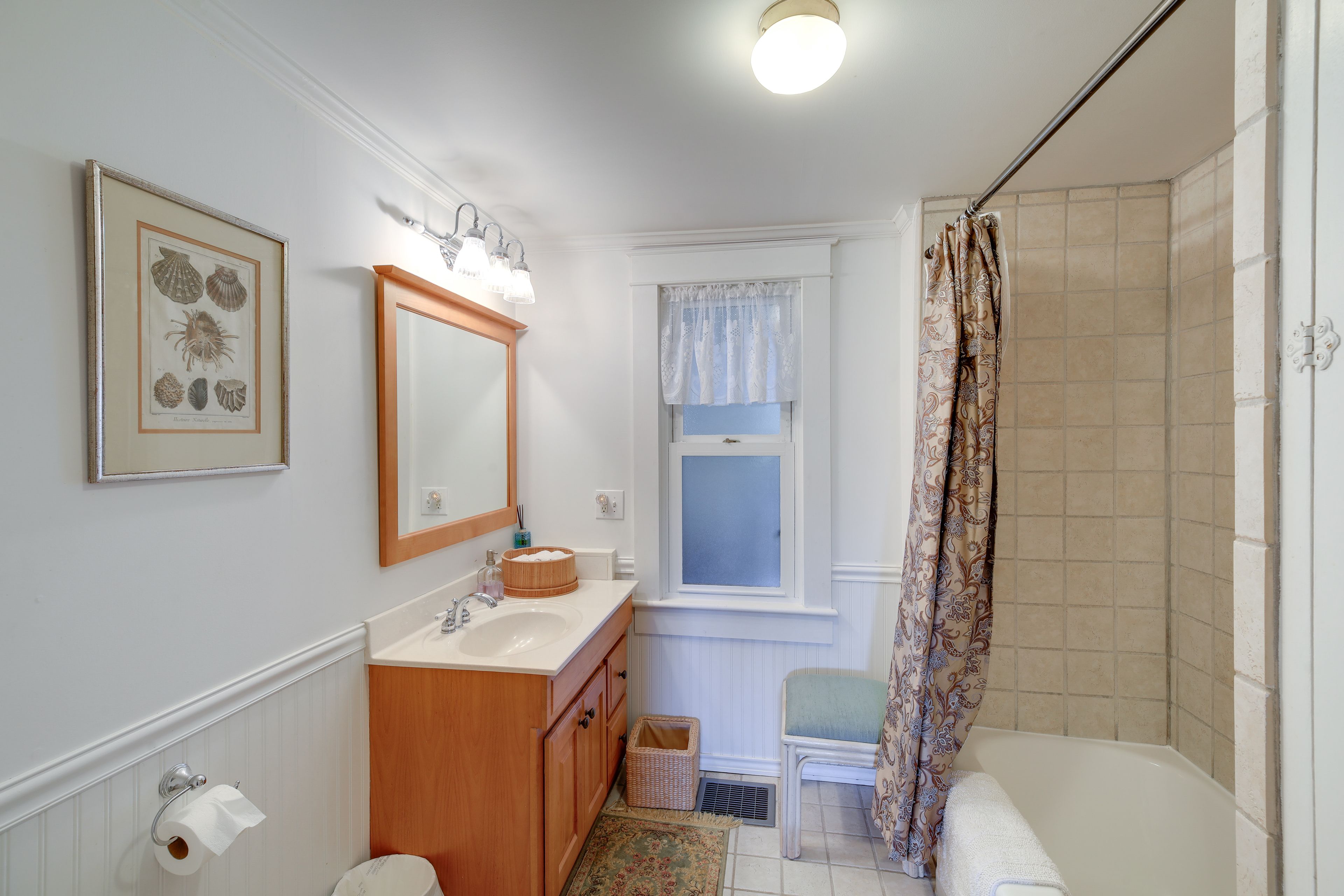 Full Bathroom | 1st Floor | Towels Provided | Complimentary Toiletries